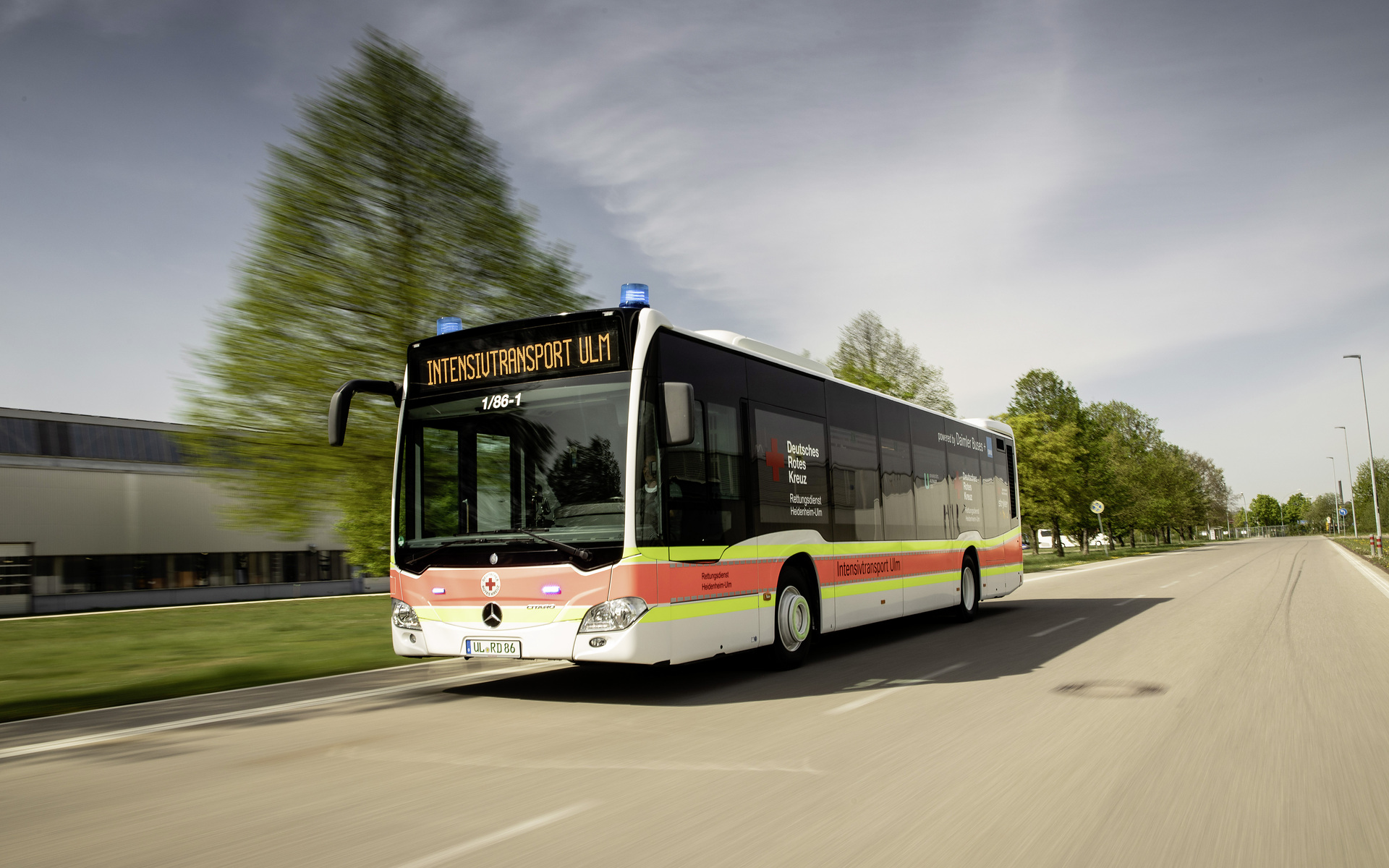 Der Großraum-Intensivtransportwagen, ein Mercedes-Benz Citaro, wird von der DRK-Rettungsdienst Heidenheim-Ulm gGmbH eingesetzt, die damit den größten Intensivtransportwagen in Deutschland in Betrieb nimmt. Der Großraum-Intensivtransportwagen, ein Mercedes-Benz Citaro, wird von der DRK-Rettungsdienst Heidenheim-Ulm gGmbH eingesetzt, die damit den größten Intensivtransportwagen in Deutschland in Betrieb nimmt.