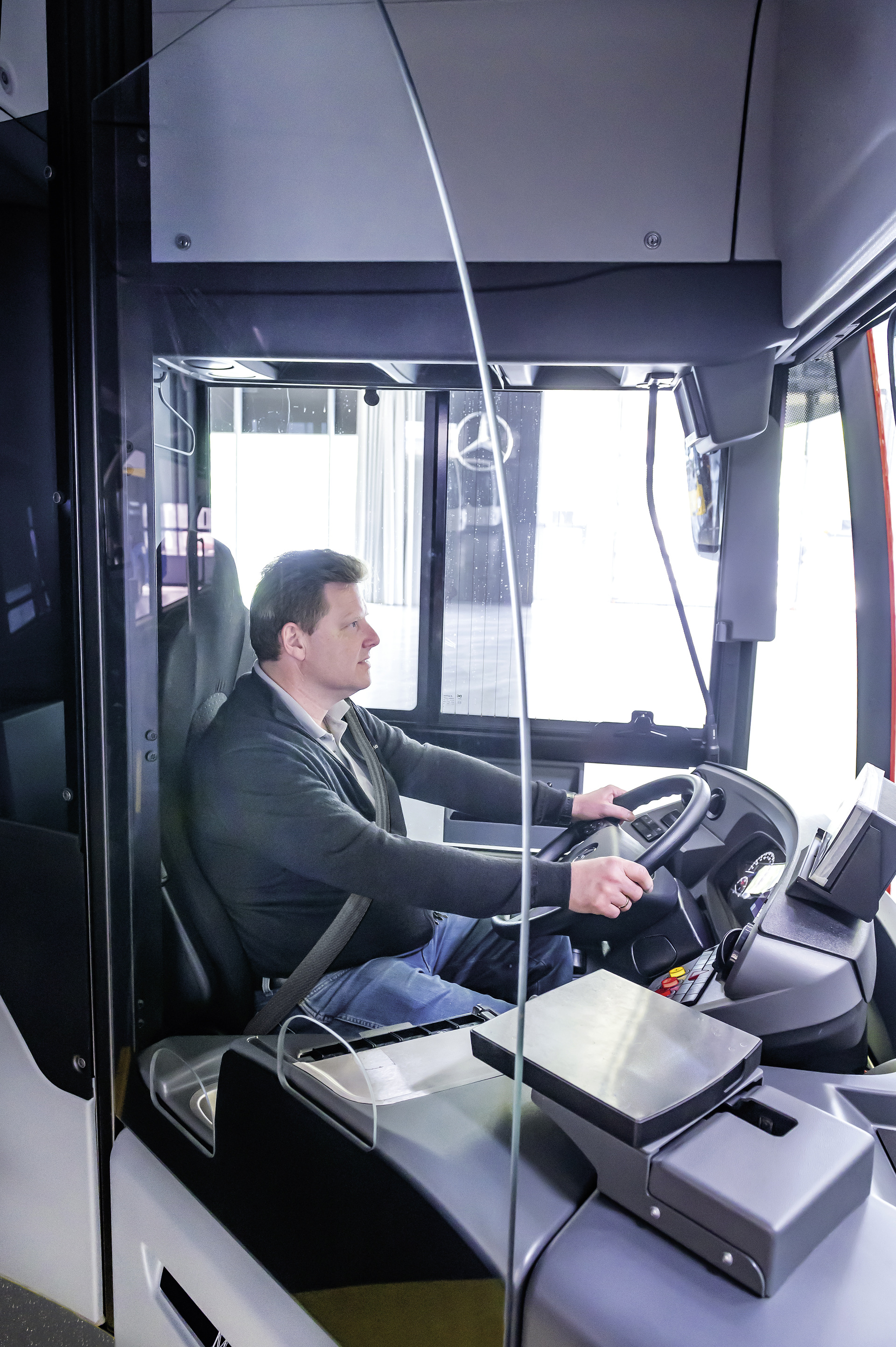 Um Busfahrer vor Ansteckungen zu bewahren, bietet Mercedes-Benz jetzt für seinen Stadtbus Citaro eine professionelle Nachrüstung durch Fahrerschutztüren mit Trennscheibe an. Virenschutz beim Service: Omniplus Stützpunkte achten auf Gesundheit
