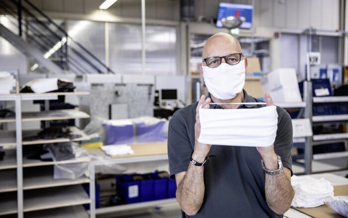 Harald Plail zeigt die selbst produzierten Masken aus der Sitzfertigung in Neu-Ulm. Diese sind Teil der umfassenden Hygienemaßnahmen zum Wiederanlauf der Produktion an verschiedenen Daimler-Standorten.