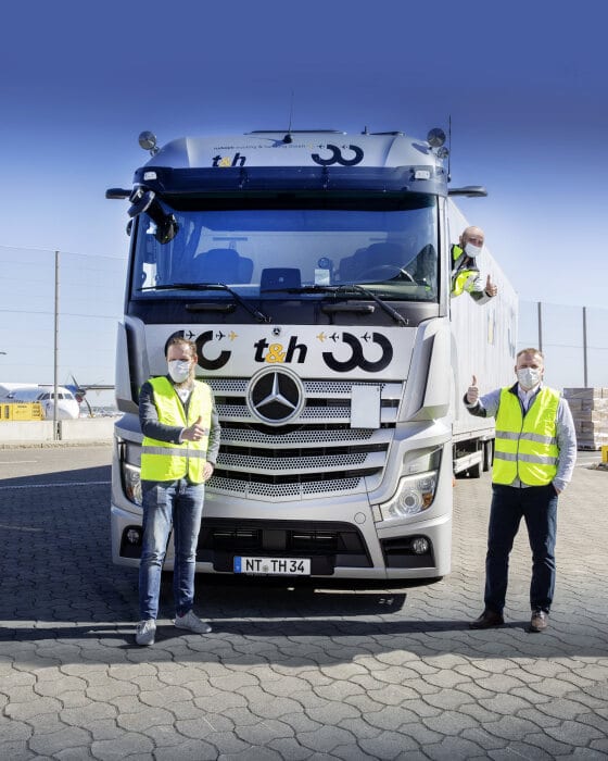 Mercedes-Benz Actros transportiert dringend erwartete Mundschutzmasken