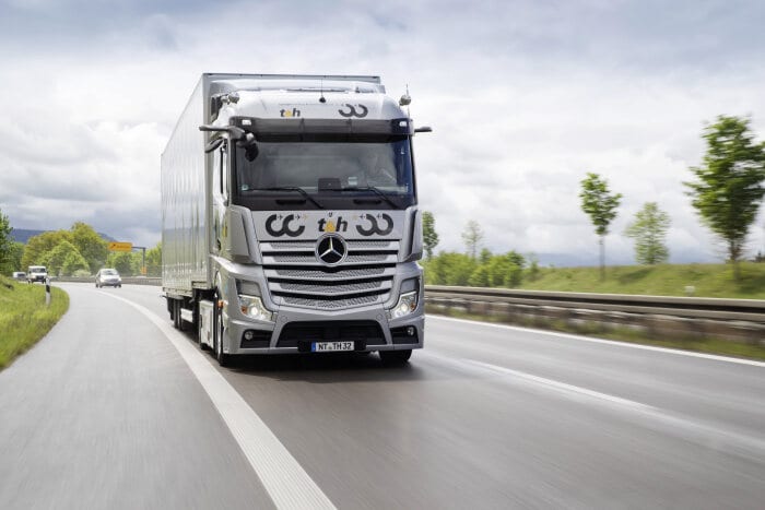 Der Mercedes-Benz Actros transportiert Atemschutzmasken aus China vom Luftfrachtzentrum des Stuttgarter Flughafens zum Großhändler nach Waiblingen