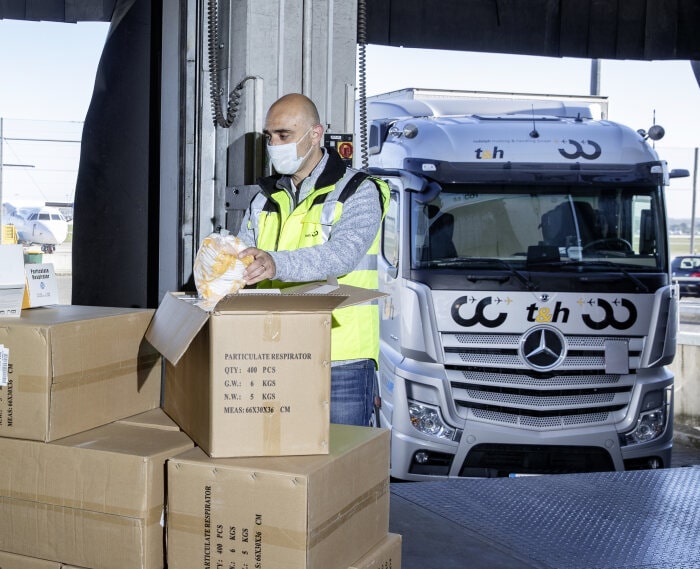 Mercedes-Benz Actros transportiert dringend erwartete Mundschutzmasken