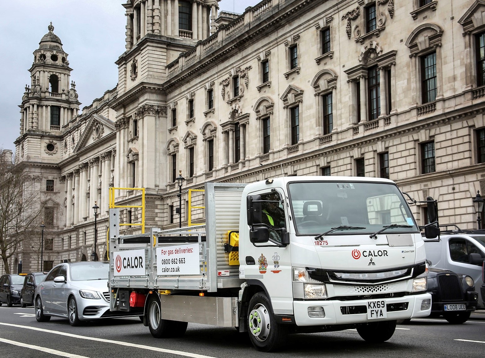 FUSO eCanter liefert Gasflaschen in der Londoner Ultra-Niedrig-Emissions-Zone (ULEZ) FUSO eCanter liefert Gasflaschen in der Londoner Ultra-Niedrig-Emissions-Zone (ULEZ)