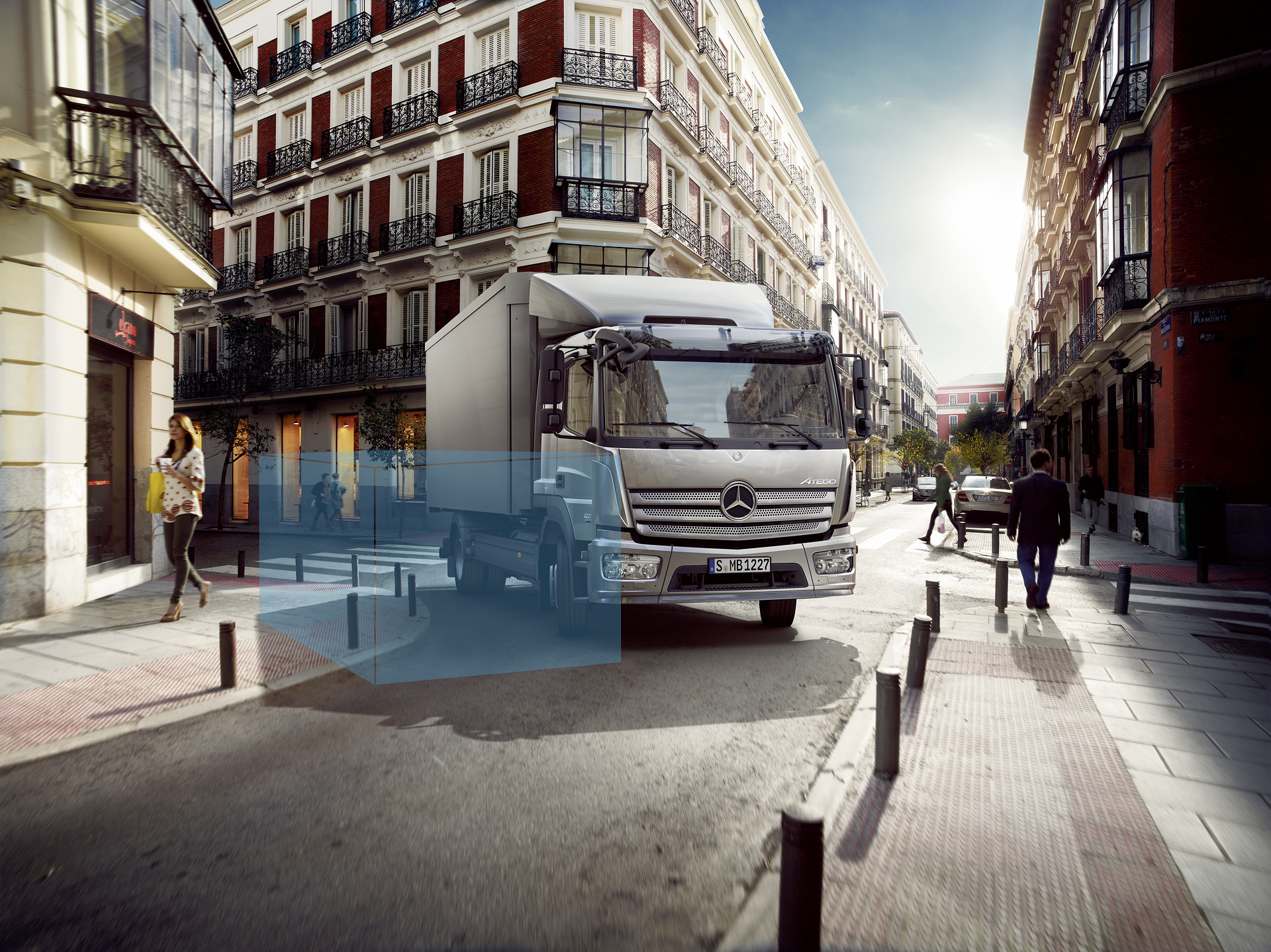 Mercedes-Benz und Setra bieten Abbiege-Assistenzsysteme zum Nachrüsten für Lkw und Omnibusse Mercedes-Benz und Setra bieten Abbiege-Assistenzsysteme zum Nachrüsten für Lkw und Omnibusse