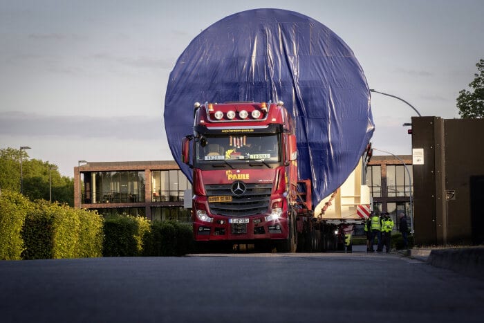 Vier Mercedes-Benz Actros Schwerlaster transportieren gigantischen Druckbehälter