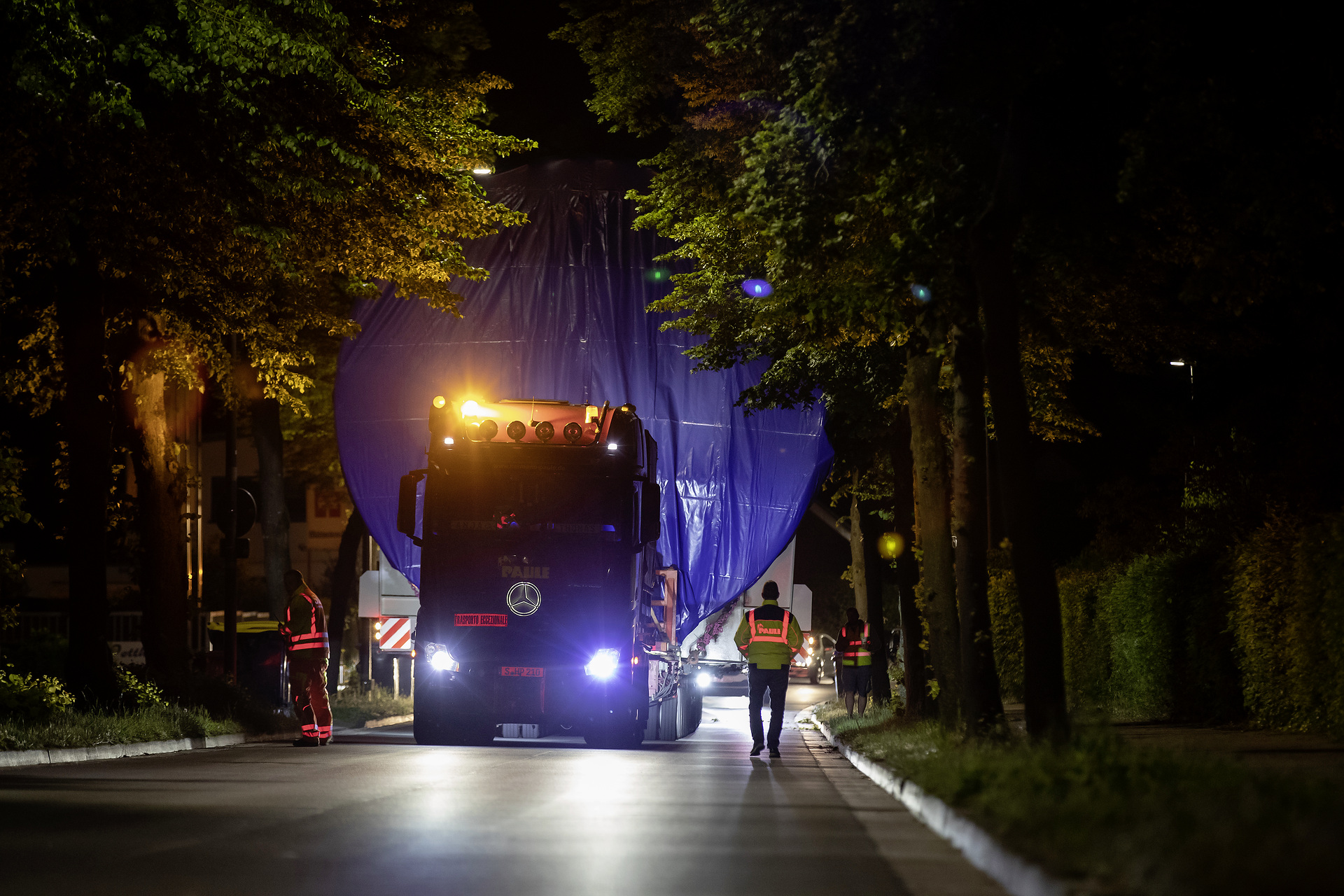 Ein schwerer Auftrag in schwieriger Zeit: Vier Mercedes-Benz Actros Schwerlaster transportieren gigantischen Druckbehälter Ein schwerer Auftrag in schwieriger Zeit: Vier Mercedes-Benz Actros Schwerlaster transportieren gigantischen Druckbehälter