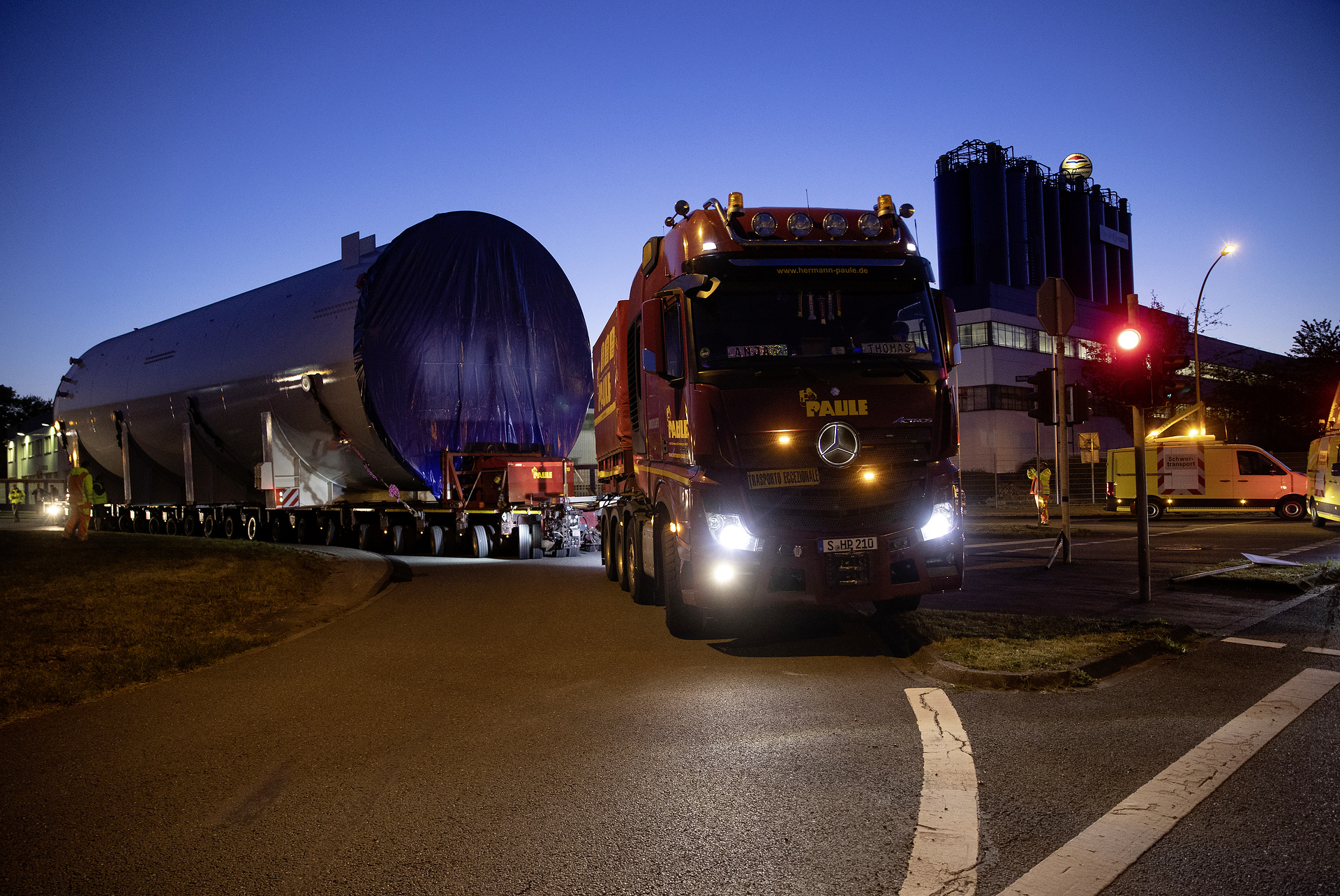 Ein schwerer Auftrag in schwieriger Zeit: Vier Mercedes-Benz Actros Schwerlaster transportieren gigantischen Druckbehälter Ein schwerer Auftrag in schwieriger Zeit: Vier Mercedes-Benz Actros Schwerlaster transportieren gigantischen Druckbehälter