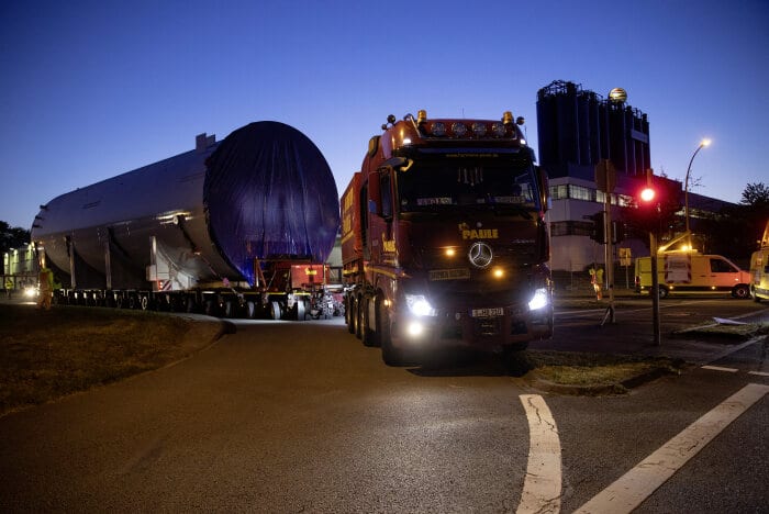 Ein schwerer Auftrag in schwieriger Zeit: Vier Mercedes-Benz Actros Schwerlaster transportieren gigantischen Druckbehälter