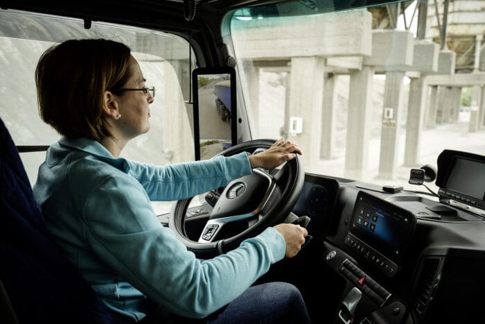 Frauenpower im Steinbruch mit dem neuen Arocs - Doreen Trabert fährt den Bauprofi von Mercedes-Benz