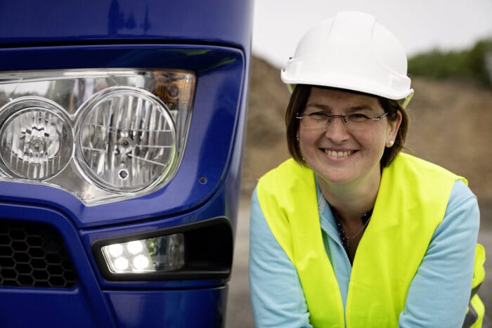 Frauenpower im Steinbruch mit dem neuen Arocs - Doreen Trabert fährt den Bauprofi von Mercedes-Benz