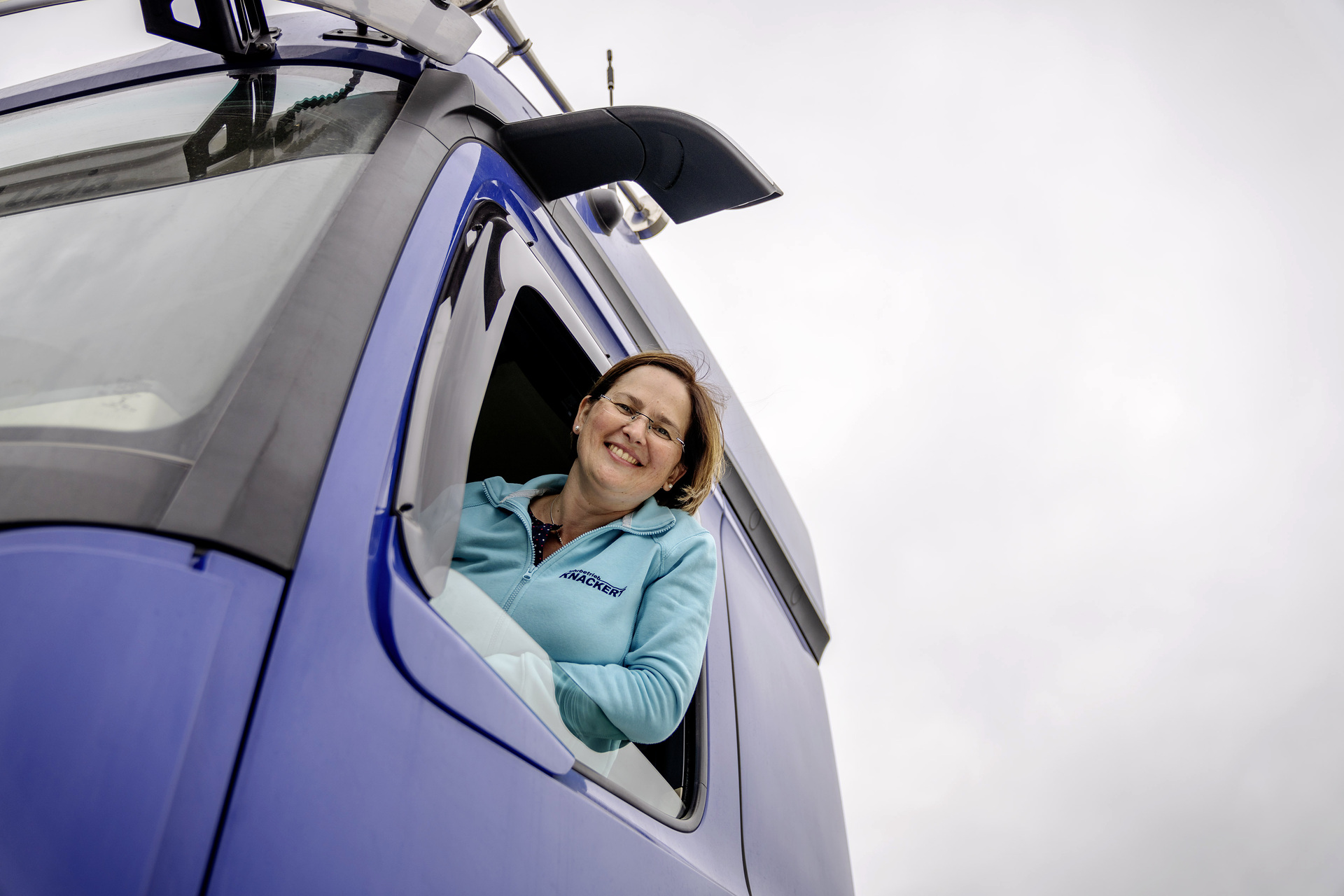 Selbstfahrende Unternehmerin: Doreen Trabert, Juniorchefin des Fuhr- und Baggerbetriebs Luzia Knackert aus Vacha (Thüringen), hat sich für den neuen Arocs mit MirrorCam entschieden Frauenpower im Steinbruch mit dem neuen Arocs - Doreen Trabert fährt den Bauprofi von Mercedes-Benz