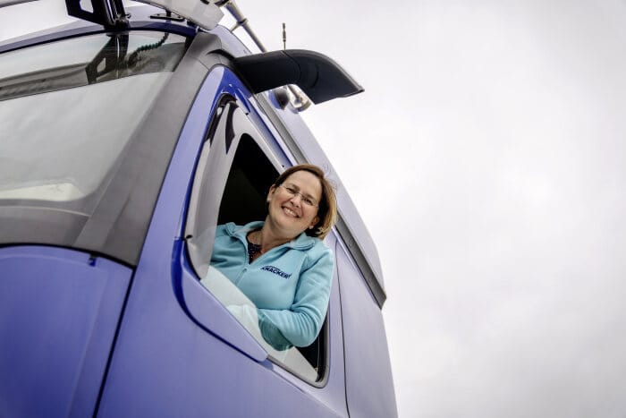 Frauenpower im Steinbruch mit dem neuen Arocs - Doreen Trabert fährt den Bauprofi von Mercedes-Benz