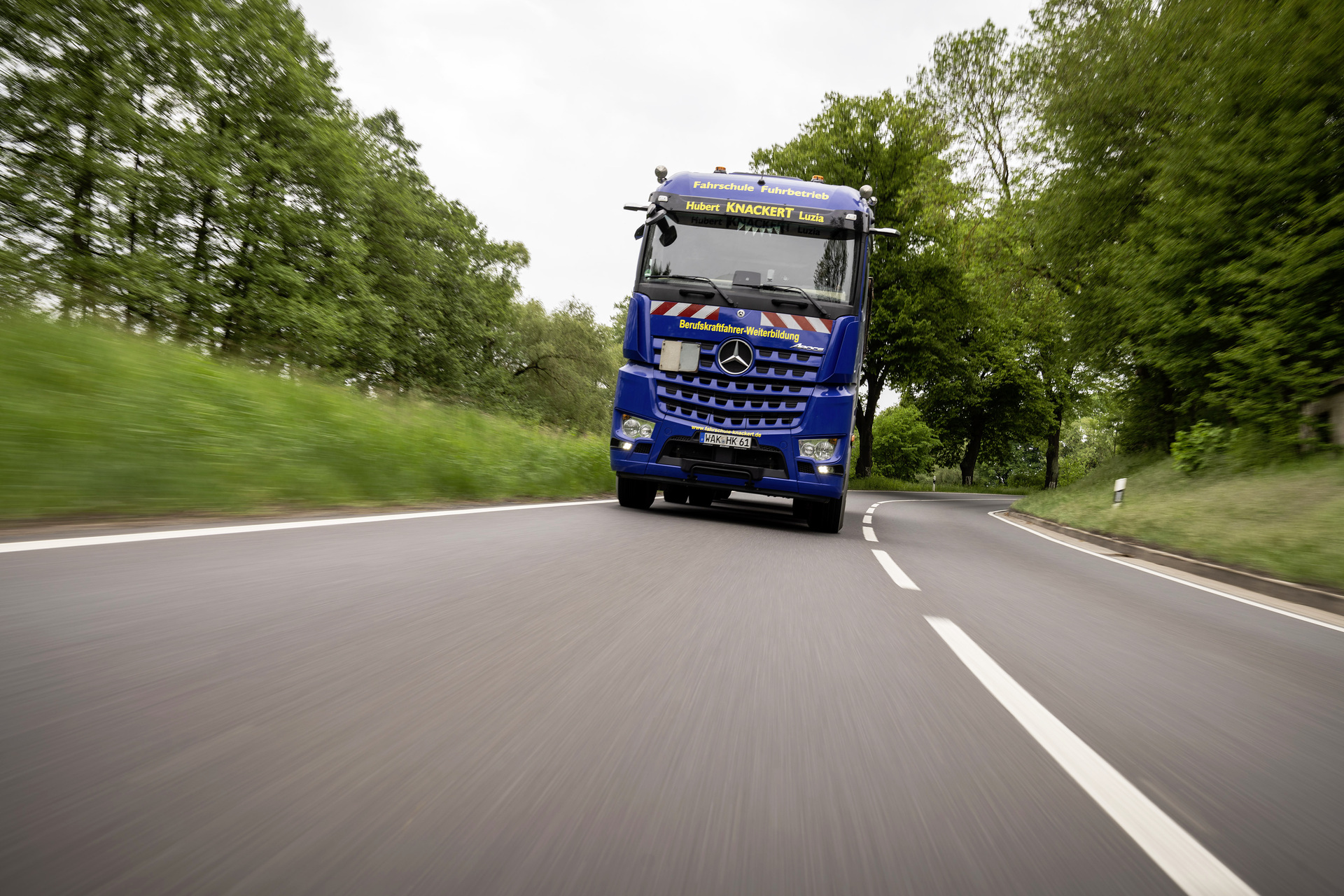 Hoher Straßenanteil des Arocs Kippsattelzugs: Mit der noch einmal verbesserten Tempomat- und Getriebesteuerung Predictive Powertrain Control (PPC) wird der Durchschnittsverbrauch nun auch im Überlandverkehr um bis zu fünf Prozent gesenkt. Frauenpower im Steinbruch mit dem neuen Arocs - Doreen Trabert fährt den Bauprofi von Mercedes-Benz
