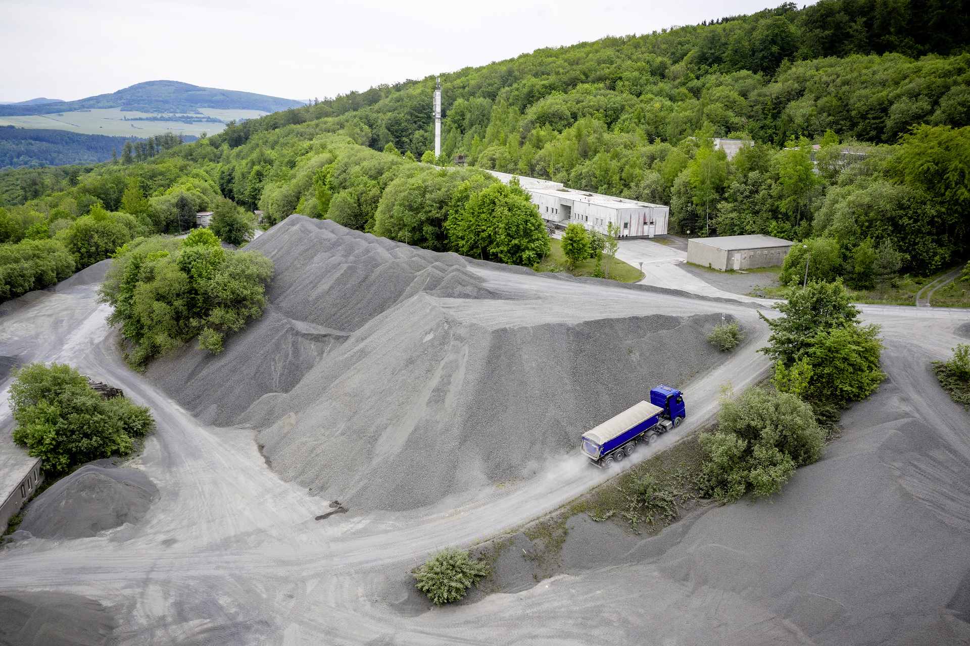 Wertvoller Grip: Wenn es steil oder rutschig ist, bringt Hydraulic Auxiliary Drive (HAD) mit seinen Radnabenmotoren zusätzliche Traktion auf die Vorderachse. Frauenpower im Steinbruch mit dem neuen Arocs - Doreen Trabert fährt den Bauprofi von Mercedes-Benz