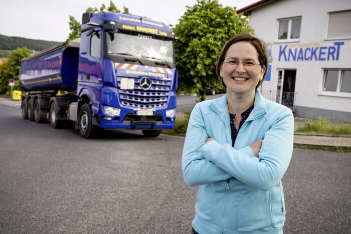 Frauenpower im Steinbruch mit dem neuen Arocs - Doreen Trabert fährt den Bauprofi von Mercedes-Benz