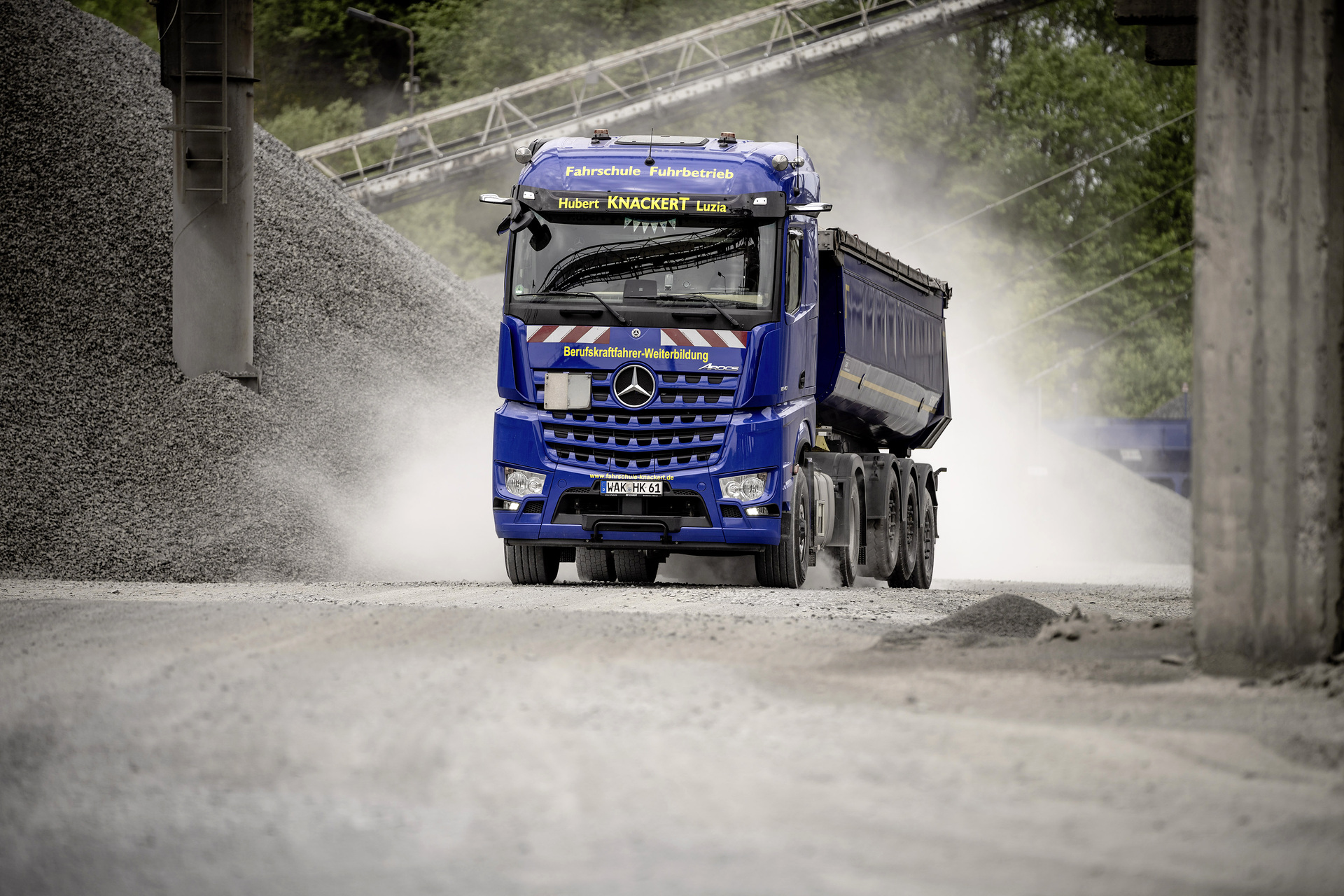 Hydraulic Auxiliary Drive als nutzlastfreundliche Alternative zur Allradlösung: Der Arocs von Doreen Trabert muss zwar regelmäßig befestigte Straßen verlassen, zum Beispiel zum Abladen, dann aber meist nur für kurze Zeit. Frauenpower im Steinbruch mit dem neuen Arocs - Doreen Trabert fährt den Bauprofi von Mercedes-Benz