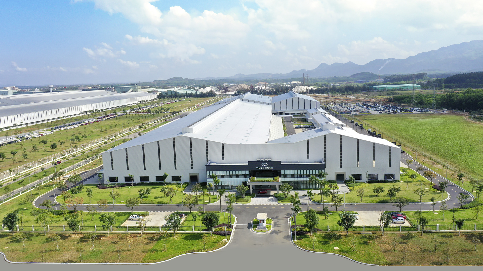 Truong Hai Auto Corporation (THACO) wird vor Ort in Vietnam Generalvertreter von Daimler Buses. Truong Hai Auto Corporation (THACO) wird vor Ort in Vietnam Generalvertreter von Daimler Buses.