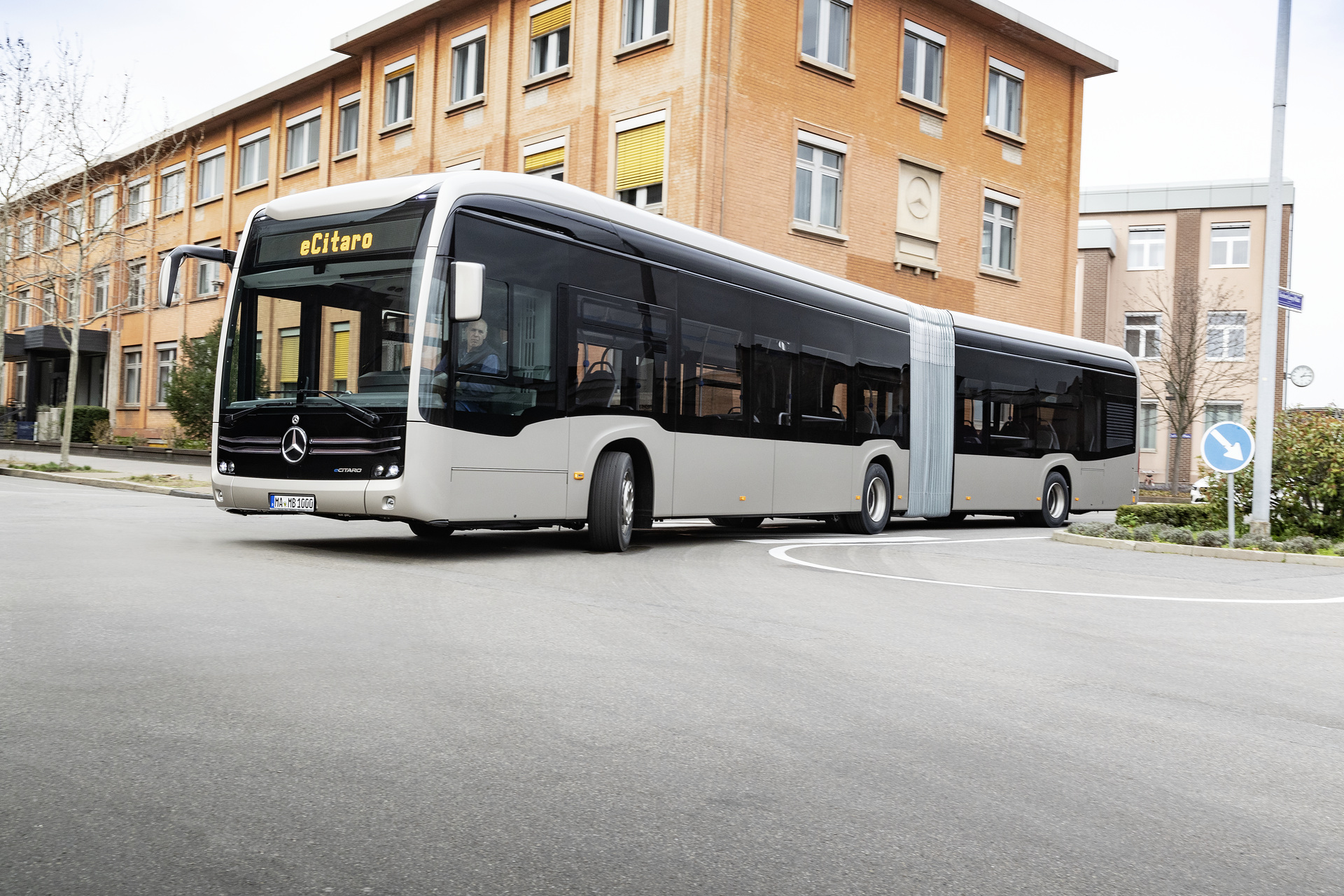 The fully-electric eCitaro G articulated bus extends the range of the Citaro city bus family. Fully-electric Mercedes-Benz eCitaro G articulated bus complements the electric range from Daimler Buses
