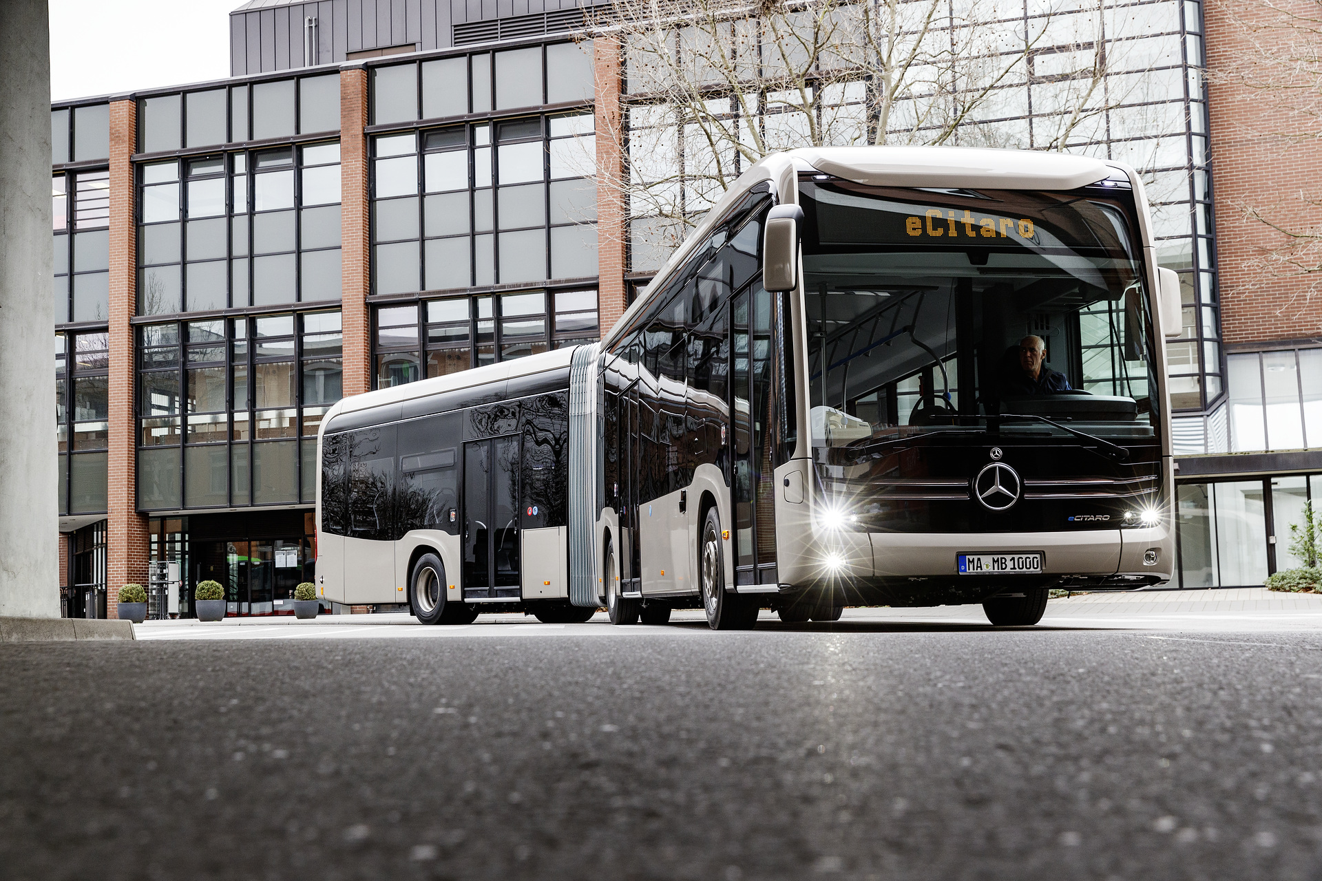 Mercedes-Benz eCitaro G with revolutionary technologies for battery and electric drive. The Mercedes-Benz eCitaro "electrifies" Hamburg: new framework agreement for further deliveries to Hamburger Hochbahn AG