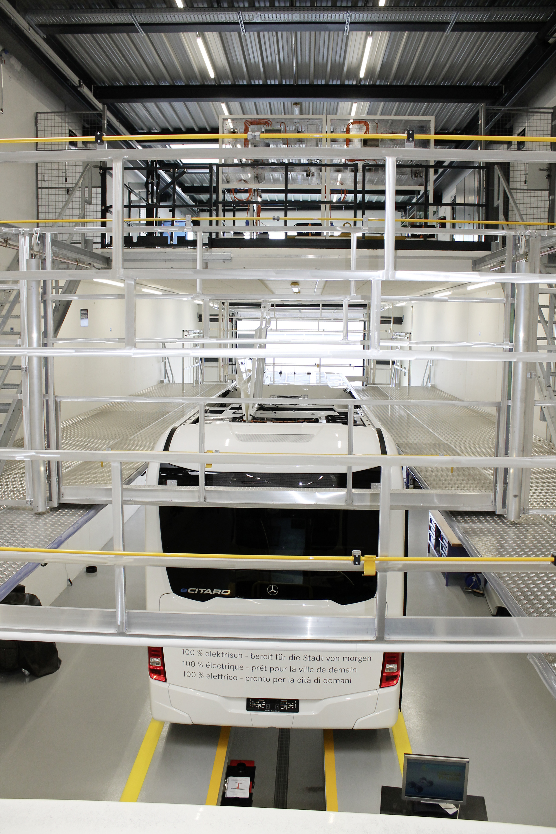 Für die Reparatur von Hochvolt-Batterien ist über der Werkstatt, vom Dacharbeitsplatz erreichbar, ein Podest mit einer Fläche von 105 m². Daimler Buses eröffnet eines der modernsten Omnibus-Kompetenzzentren in Winterthur
