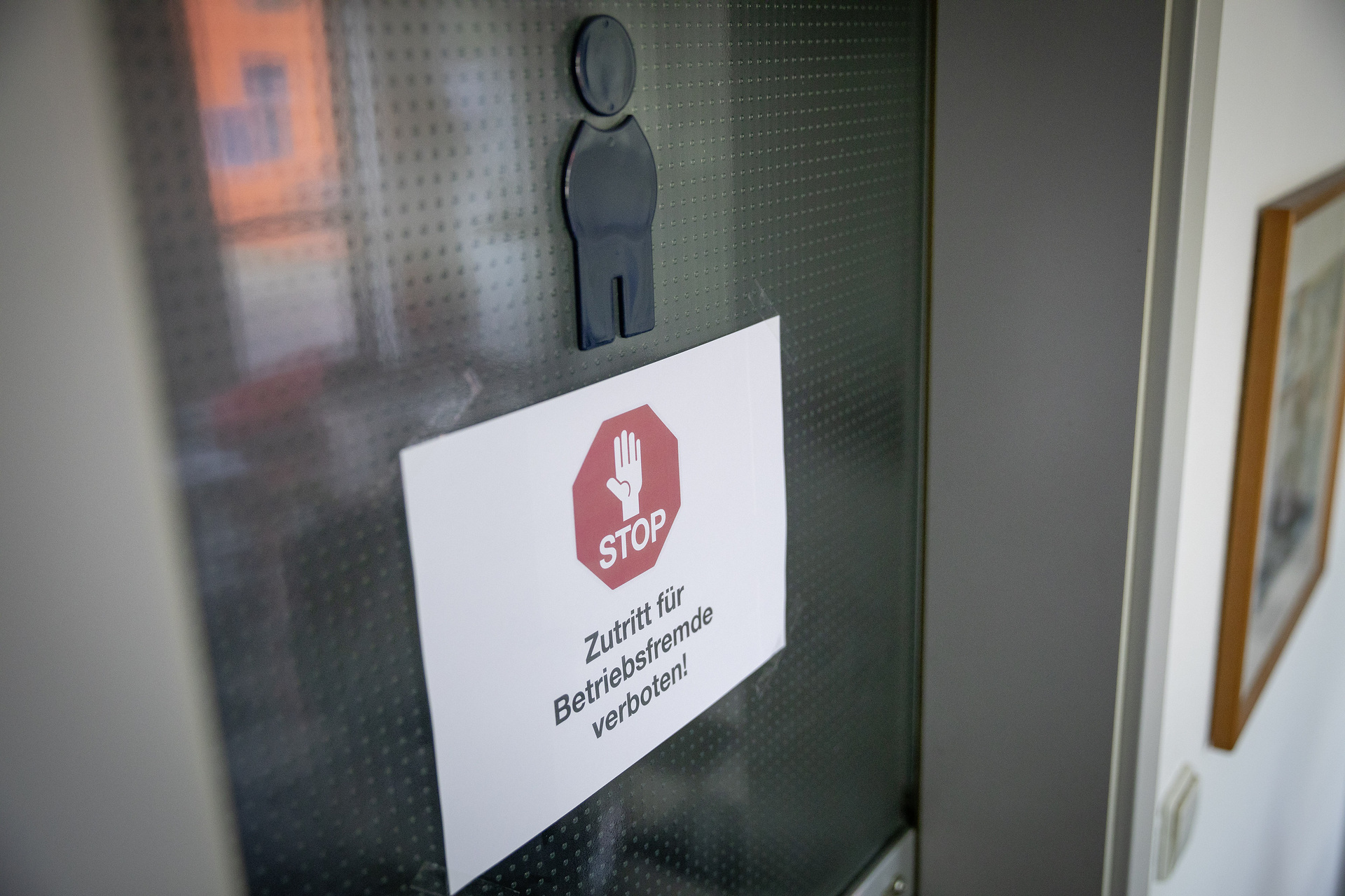 Verschlossene Türen: Viele Fahrer gelten seit dem Beginn der Corona-Pandemie als betriebsfremde Personen und haben nicht länger Zugang zu sanitären Anlagen in den Unternehmen Die SaniStop-Story: Während der Corona-Krise werden mehr als 150 sanitäre Anlagen bundesweit für Lkw-Fahrer geöffnet