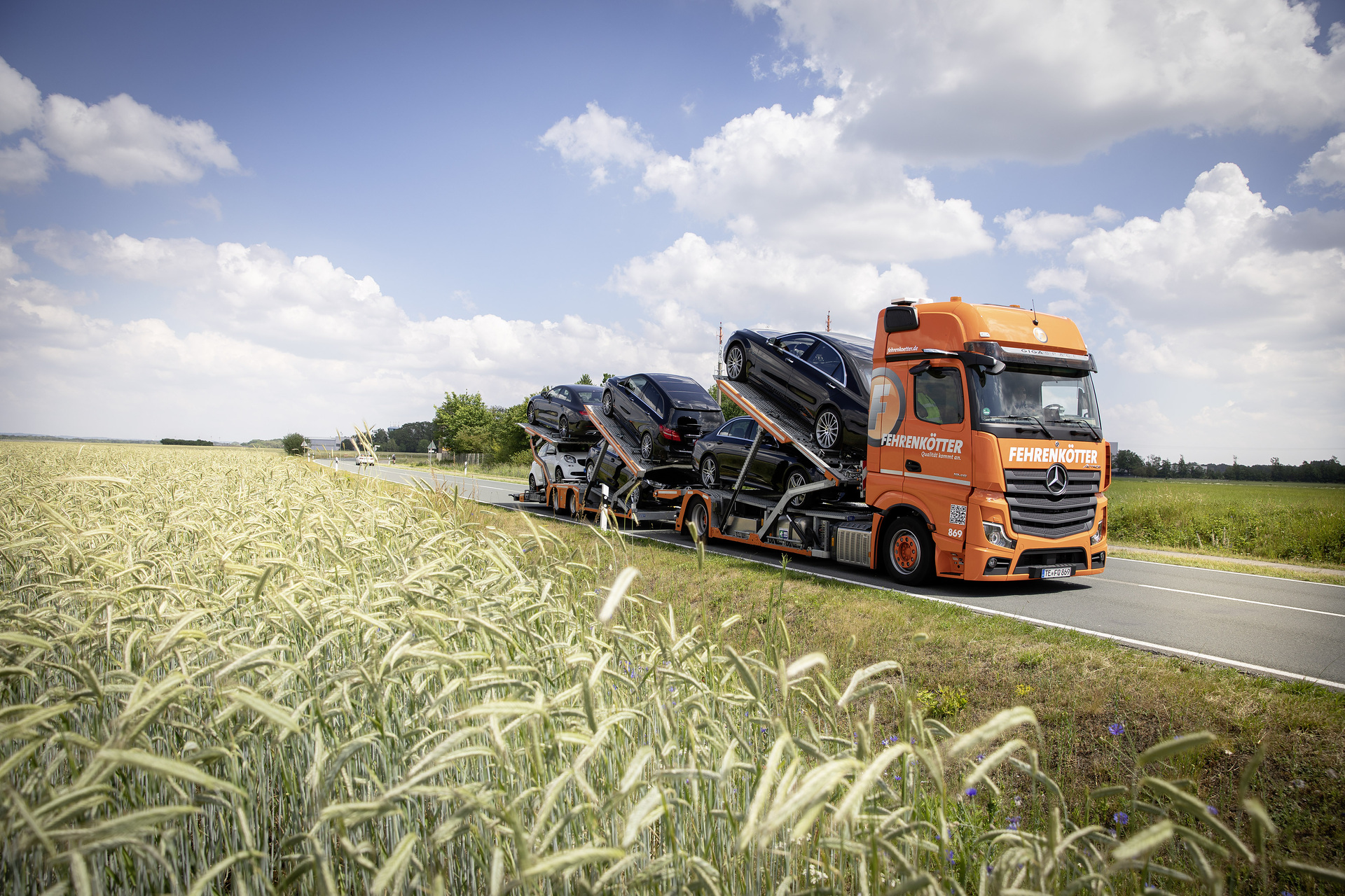 Die Spedition Fehrenkötter hat sich auf den Transport von Landmaschinen und Automobilen spezialisiert und stützt sich auf über 100 Mercedes-Benz Actros Die SaniStop-Story: Während der Corona-Krise werden mehr als 150 sanitäre Anlagen bundesweit für Lkw-Fahrer geöffnet