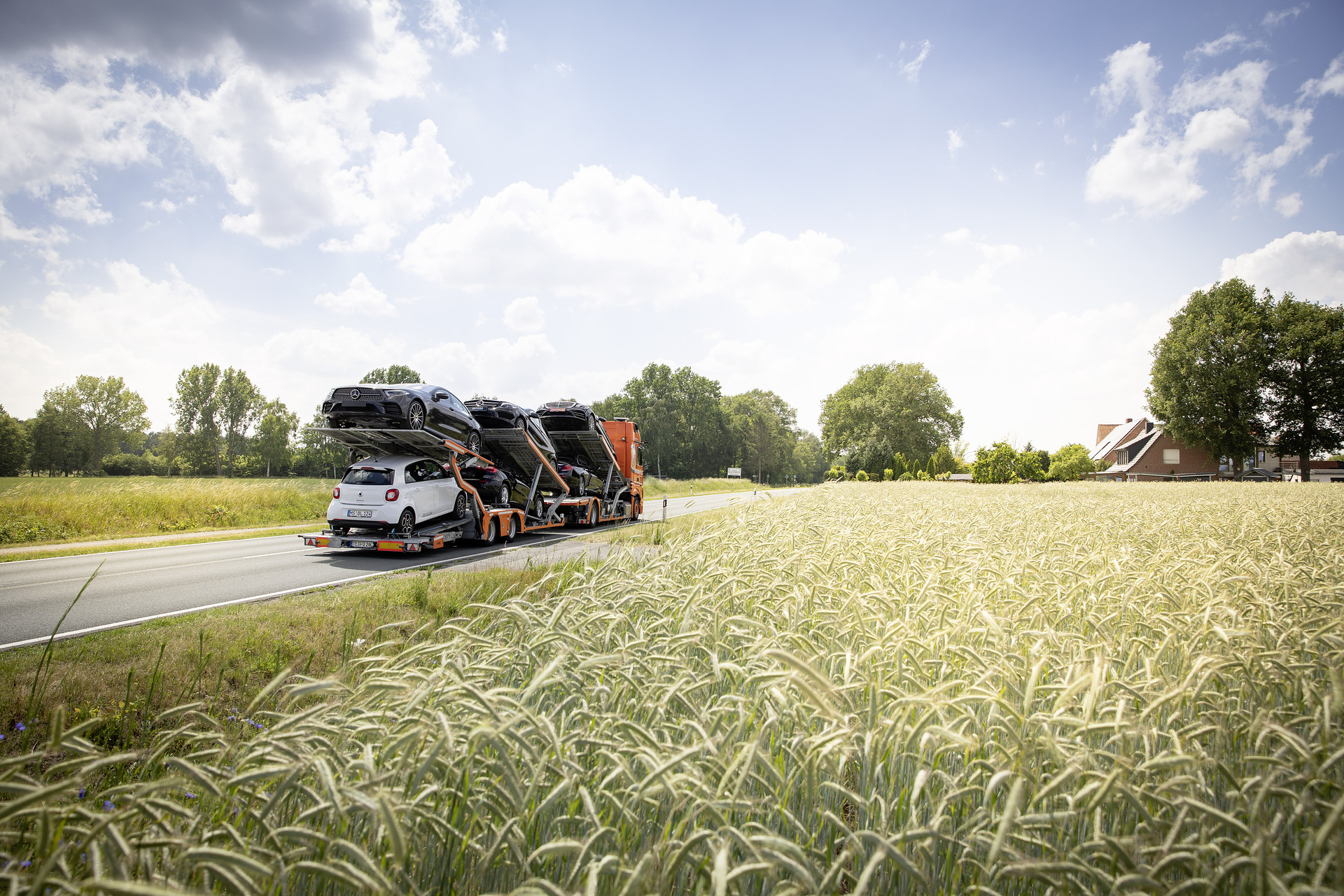 Die Spedition Fehrenkötter hat sich auf den Transport von Landmaschinen und Automobilen spezialisiert und stützt sich auf über 100 Mercedes-Benz Actros Die SaniStop-Story: Während der Corona-Krise werden mehr als 150 sanitäre Anlagen bundesweit für Lkw-Fahrer geöffnet
