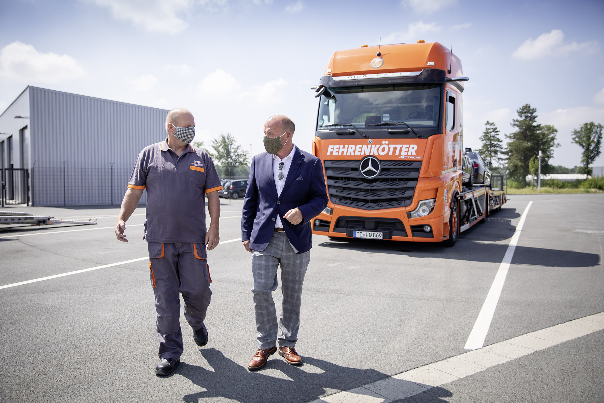 Corona-Krise stellt Spediteure und ihre Fahrer vor extreme Herausforderungen: Spediteur Joachim Fehrenkötter mit Lkw-Fahrer Erlenfried Galuba und seinem neuen Mercedes-Benz Actros Die SaniStop-Story: Während der Corona-Krise werden mehr als 150 sanitäre Anlagen bundesweit für Lkw-Fahrer geöffnet