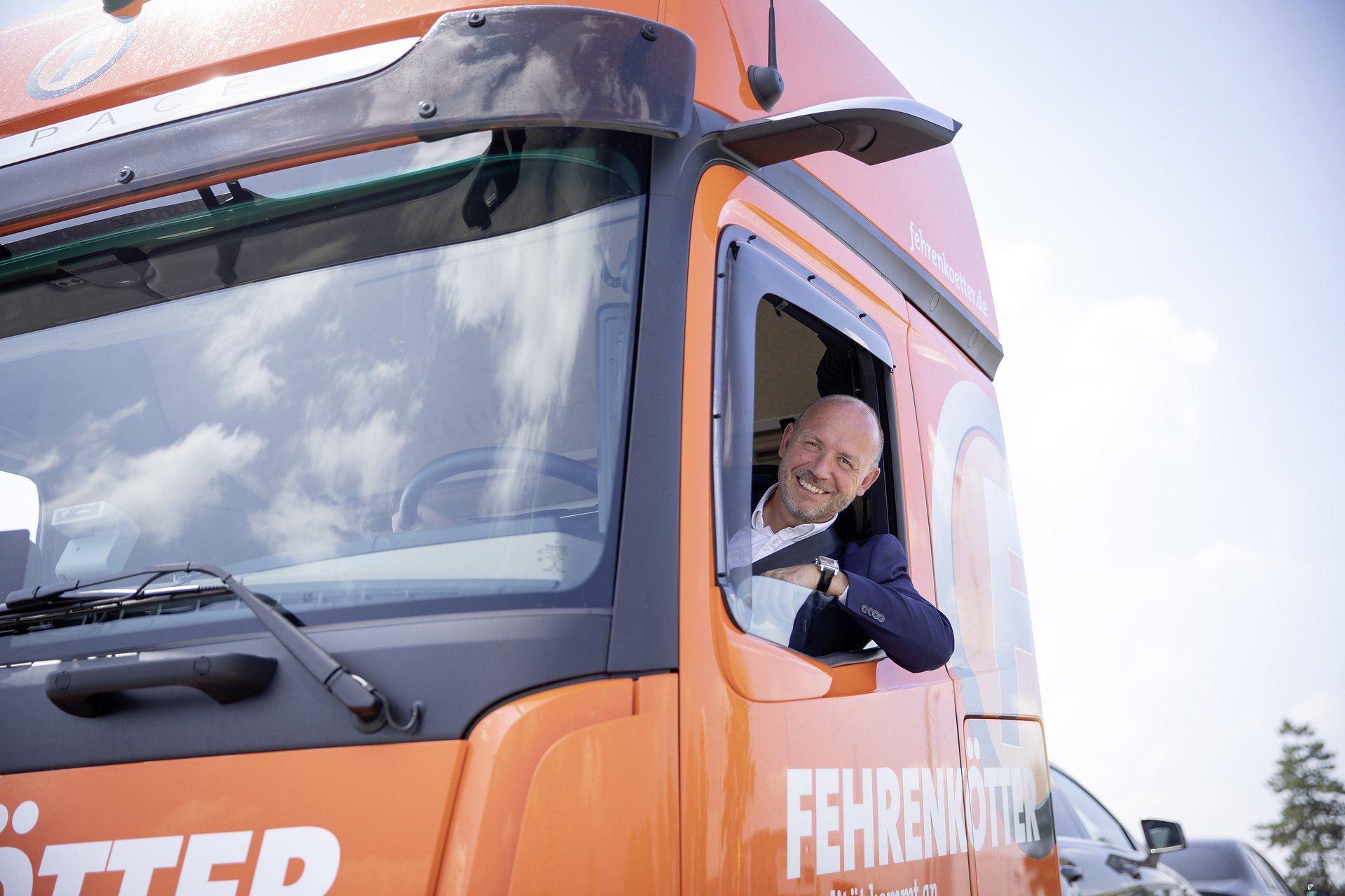Immer unterwegs auch während der Corona-Krise: Spediteur Joachim Fehrenkötter mit seinem neuen Mercedes-Benz Actros Die SaniStop-Story: Während der Corona-Krise werden mehr als 150 sanitäre Anlagen bundesweit für Lkw-Fahrer geöffnet
