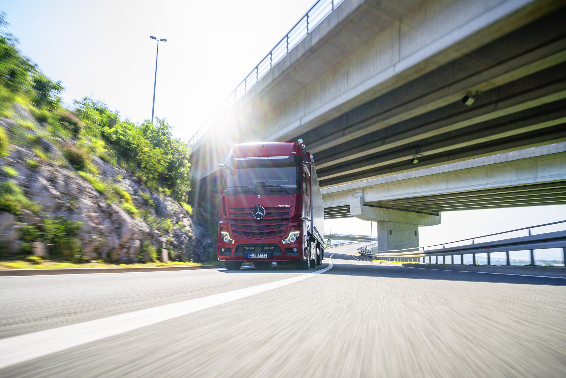 Nachhaltige Verbrauchssenkung für Actros und Arocs durch überarbeitete Tempomat- und Getriebesteuerung Predictive Powertrain Control (PPC) – jetzt auch auf Landstraßen Predictive Powertrain Control (PPC) – 10 Fragen und Antworten zum vorausschauenden Tempomaten von Mercedes-Benz Trucks