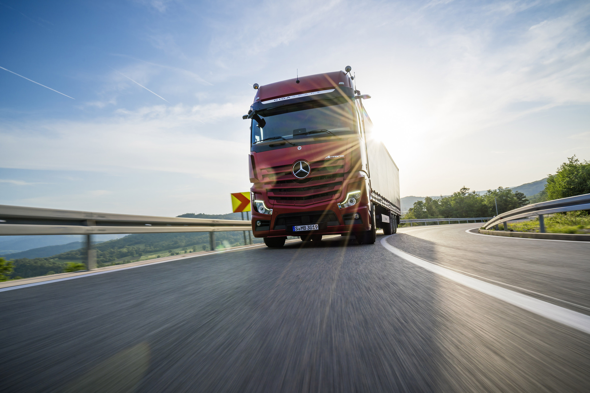 Nachhaltige Verbrauchssenkung für Actros und Arocs durch überarbeitete Tempomat- und Getriebesteuerung Predictive Powertrain Control (PPC) – jetzt auch auf Landstraßen Predictive Powertrain Control (PPC) – 10 Fragen und Antworten zum vorausschauenden Tempomaten von Mercedes-Benz Trucks