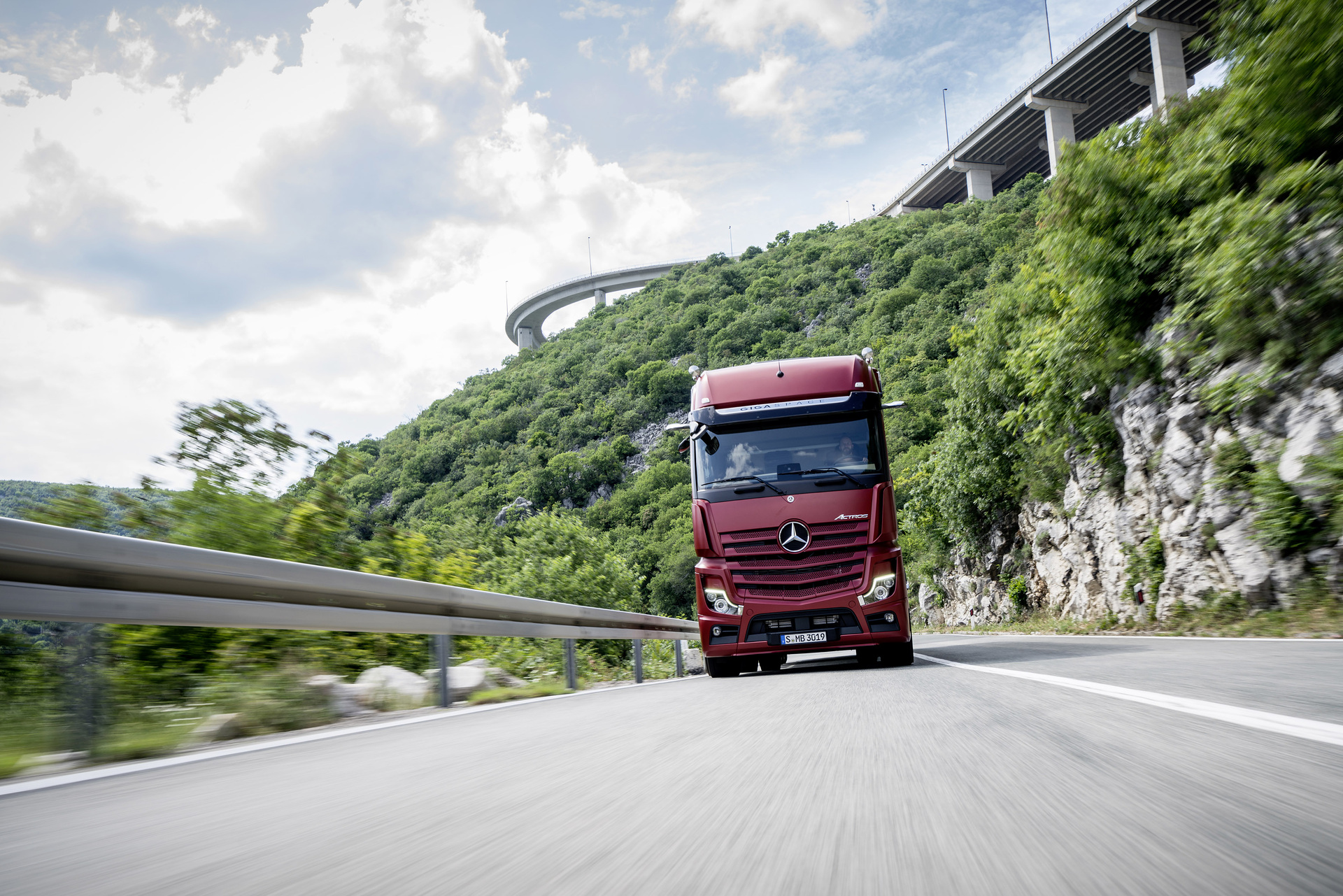 Nachhaltige Verbrauchssenkung für Actros und Arocs durch überarbeitete Tempomat- und Getriebesteuerung Predictive Powertrain Control (PPC) – jetzt auch auf Landstraßen Predictive Powertrain Control (PPC) – 10 Fragen und Antworten zum vorausschauenden Tempomaten von Mercedes-Benz Trucks