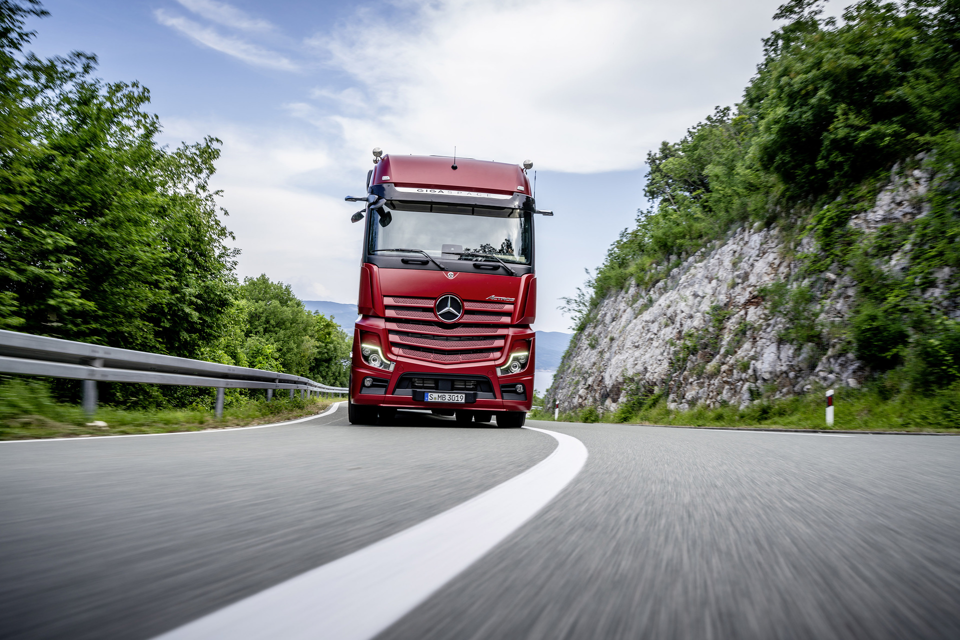 Nachhaltige Verbrauchssenkung für Actros und Arocs durch überarbeitete Tempomat- und Getriebesteuerung Predictive Powertrain Control (PPC) – jetzt auch auf Landstraßen Predictive Powertrain Control (PPC) – 10 Fragen und Antworten zum vorausschauenden Tempomaten von Mercedes-Benz Trucks