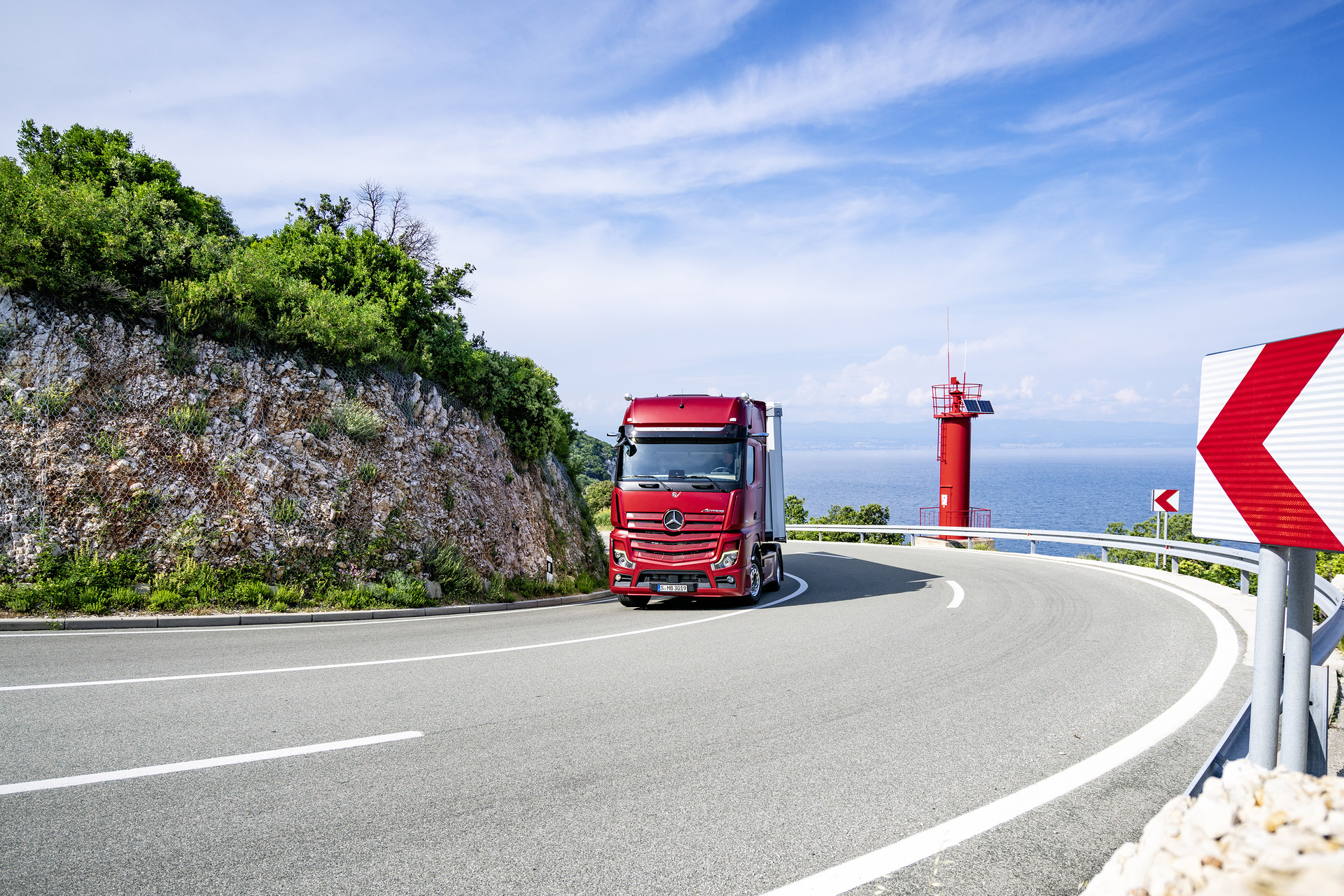 Nachhaltige Verbrauchssenkung für Actros und Arocs durch überarbeitete Tempomat- und Getriebesteuerung Predictive Powertrain Control (PPC) – jetzt auch auf Landstraßen Predictive Powertrain Control (PPC) – 10 Fragen und Antworten zum vorausschauenden Tempomaten von Mercedes-Benz Trucks