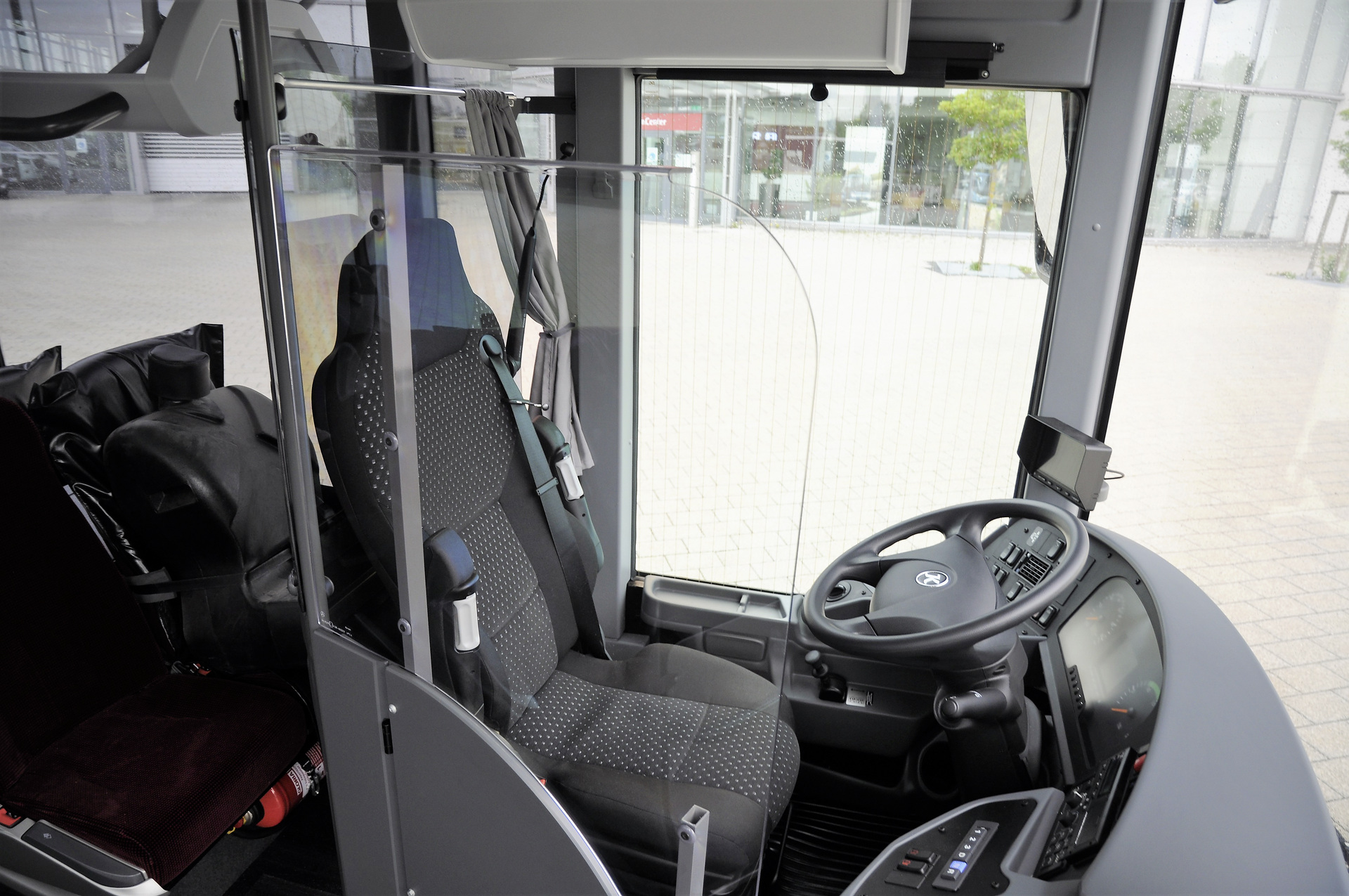 Professionelle Fahrerschutztür mit Trennscheibe in einem Setra S 418 LE. Stark nachgefragt: Nachrüst-Fahrerschutztür jetzt auch für den Überlandbus Setra LE business erhältlich