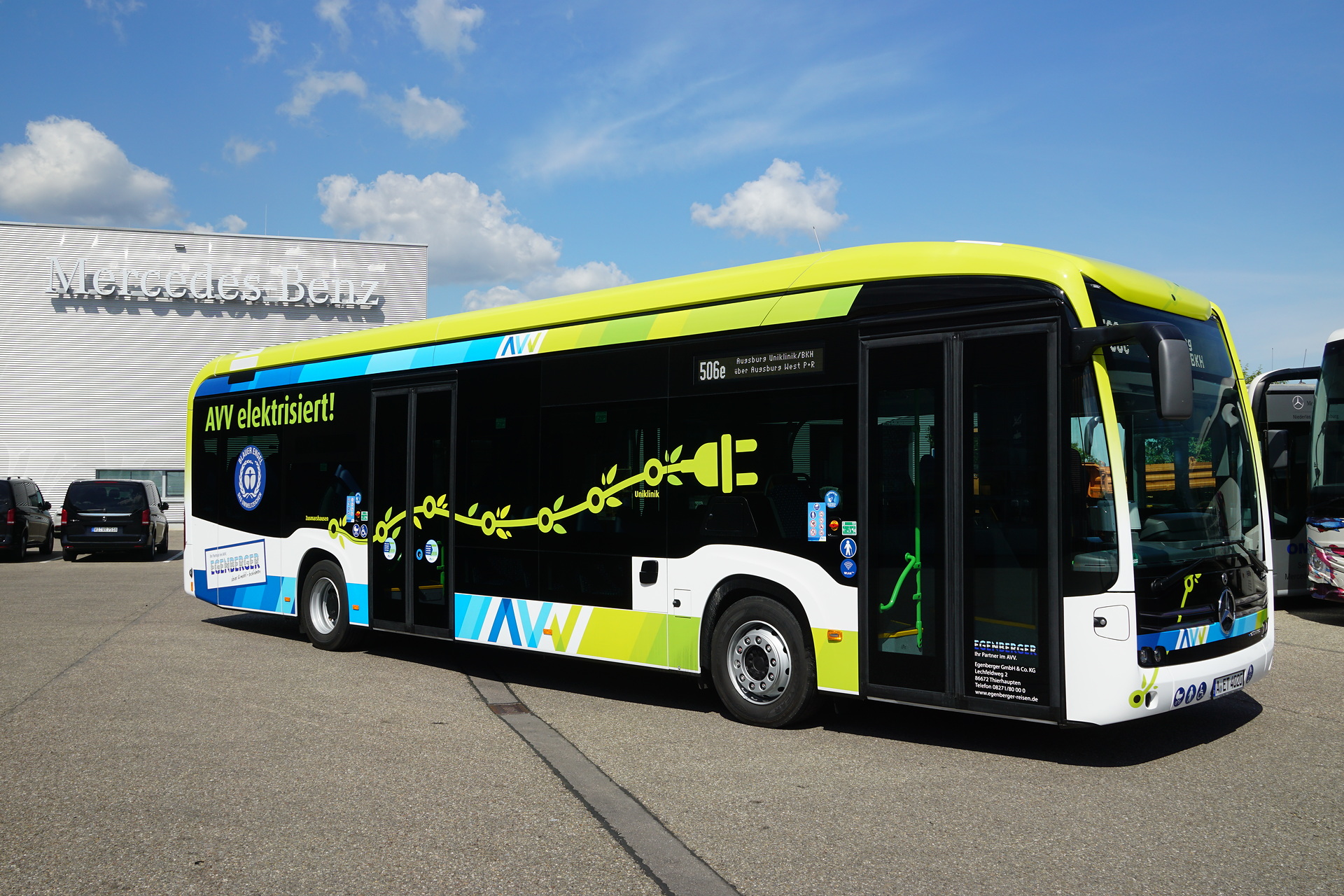 Mit zwei vollelektrisch angetriebenen Mercedes-Benz eCitaro läutet das Busunternehmen Egenberger in Thierhaupten bei Augsburg eine neue Ära für den Linienverkehr in der Region ein. Mercedes-Benz eCitaro mit vollelektrischem Antrieb, Busunternehmen Egenberger (AVV Augsburg), Exterieur, weiß, 2 x elektrischer Radnabenmotor, 2 x 125 kW, 2 x 485 Nm, 12 HV-Batterie Baugruppen, 24 kWh pro HV-Batterie Baugruppe, Preventive Brake Assist, Sideguard Assist, Länge/Breite/Höhe: 12.135/2.550/3.400 mm, Beförderungskapazität: 1/86 Spitzentechnik für Spitzenbetrieb: Egenberger übernimmt zwei Mercedes-Benz eCitaro