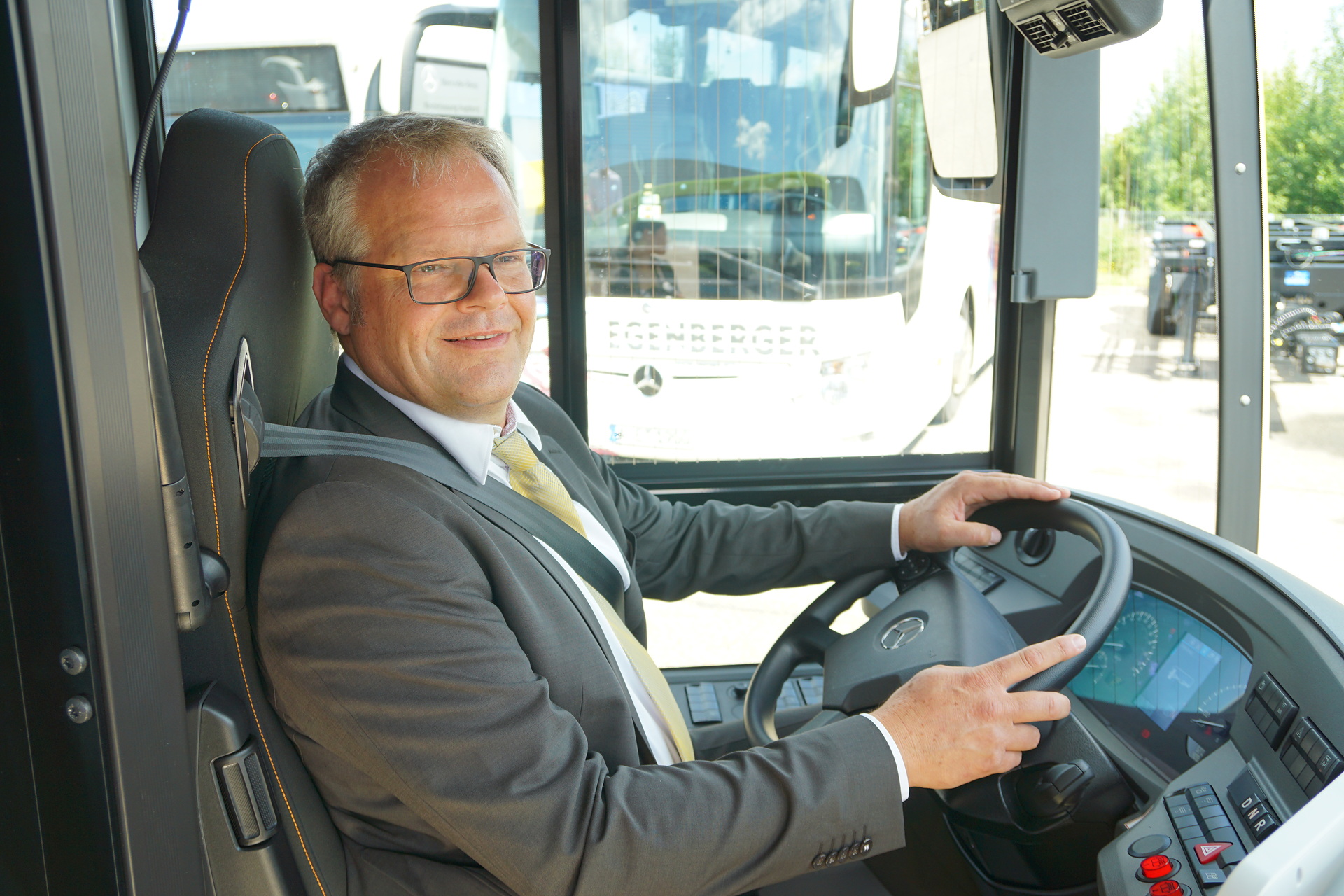 Paul Kienberger, geschäftsführender Gesellschafter des Busunternehmens Egenberger, am Steuer eines vollelektrisch angetriebenen Mercedes-Benz eCitaro. Spitzentechnik für Spitzenbetrieb: Egenberger übernimmt zwei Mercedes-Benz eCitaro