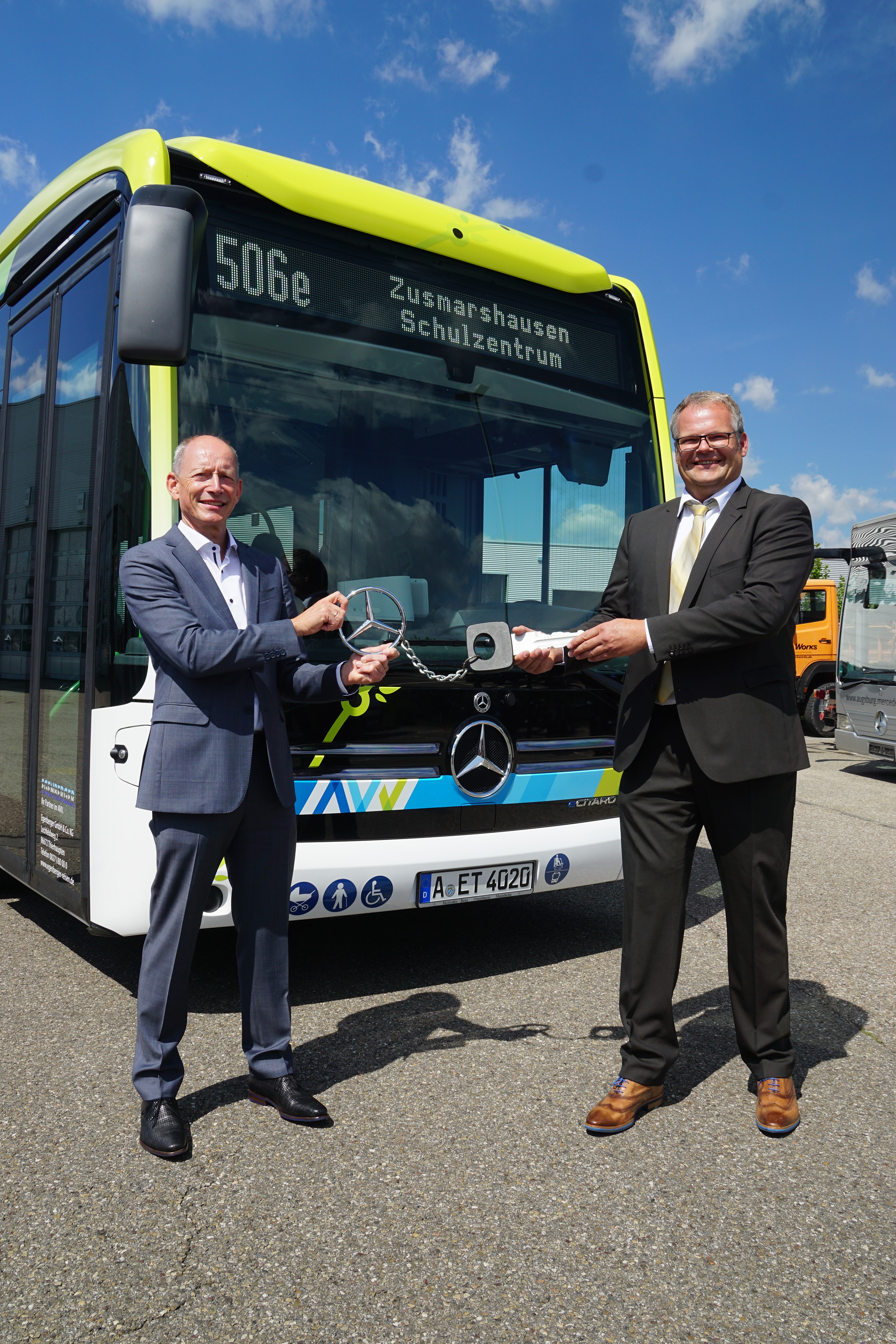 In Augsburg übergab Axel Stokinger (links), Geschäftsleiter Vertriebsorganisation Deutschland Daimler Buses und EvoBus GmbH, zwei Mercedes-Benz eCitaro an Paul Kienberger, geschäftsführender Gesellschafter des Busunternehmens Egenberger. Spitzentechnik für Spitzenbetrieb: Egenberger übernimmt zwei Mercedes-Benz eCitaro