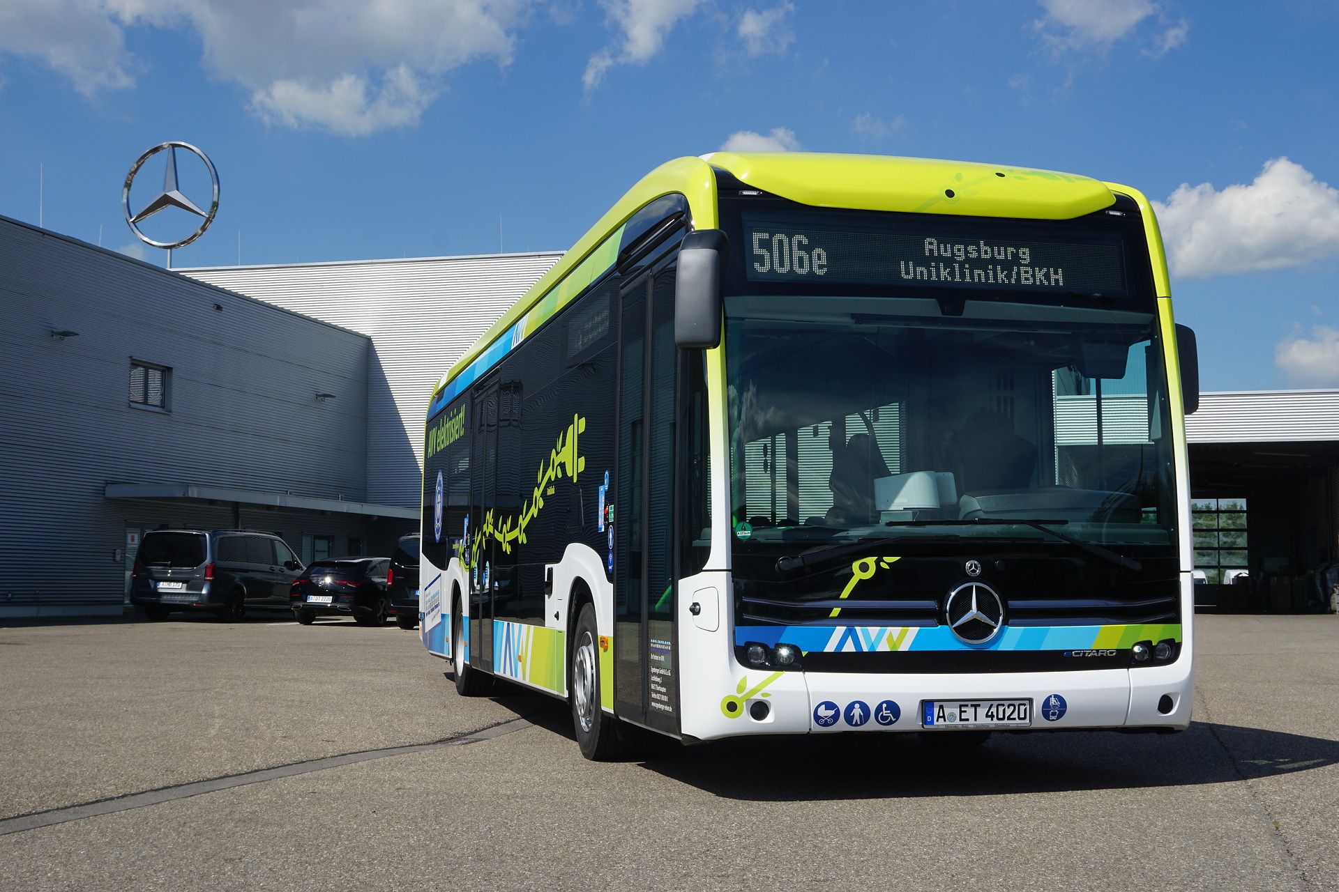 Mit zwei vollelektrisch angetriebenen Mercedes-Benz eCitaro läutet das Busunternehmen Egenberger in Thierhaupten bei Augsburg eine neue Ära für den Linienverkehr in der Regi on ein. Mercedes-Benz eCitaro mit vollelektrischem Antrieb, Busunternehmen Egenberger (AVV Augsburg), Exterieur, weiß, 2 x elektrischer Radnabenmotor, 2 x 125 kW, 2 x 485 Nm, 12 HV-Batterie Baugruppen, 24 kWh pro HV-Batterie Baugruppe, Preventive Brake Assist, Sideguard Assist, Länge/Breite/Höhe: 12.135/2.550/3.400 mm, Beförderungskapazität: 1/86 Spitzentechnik für Spitzenbetrieb: Egenberger übernimmt zwei Mercedes-Benz eCitaro