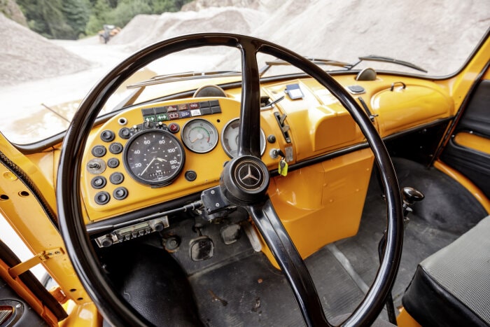 From a coach box to a high-tech cockpit: how the truck driver's workplace has changed over the past 60 years