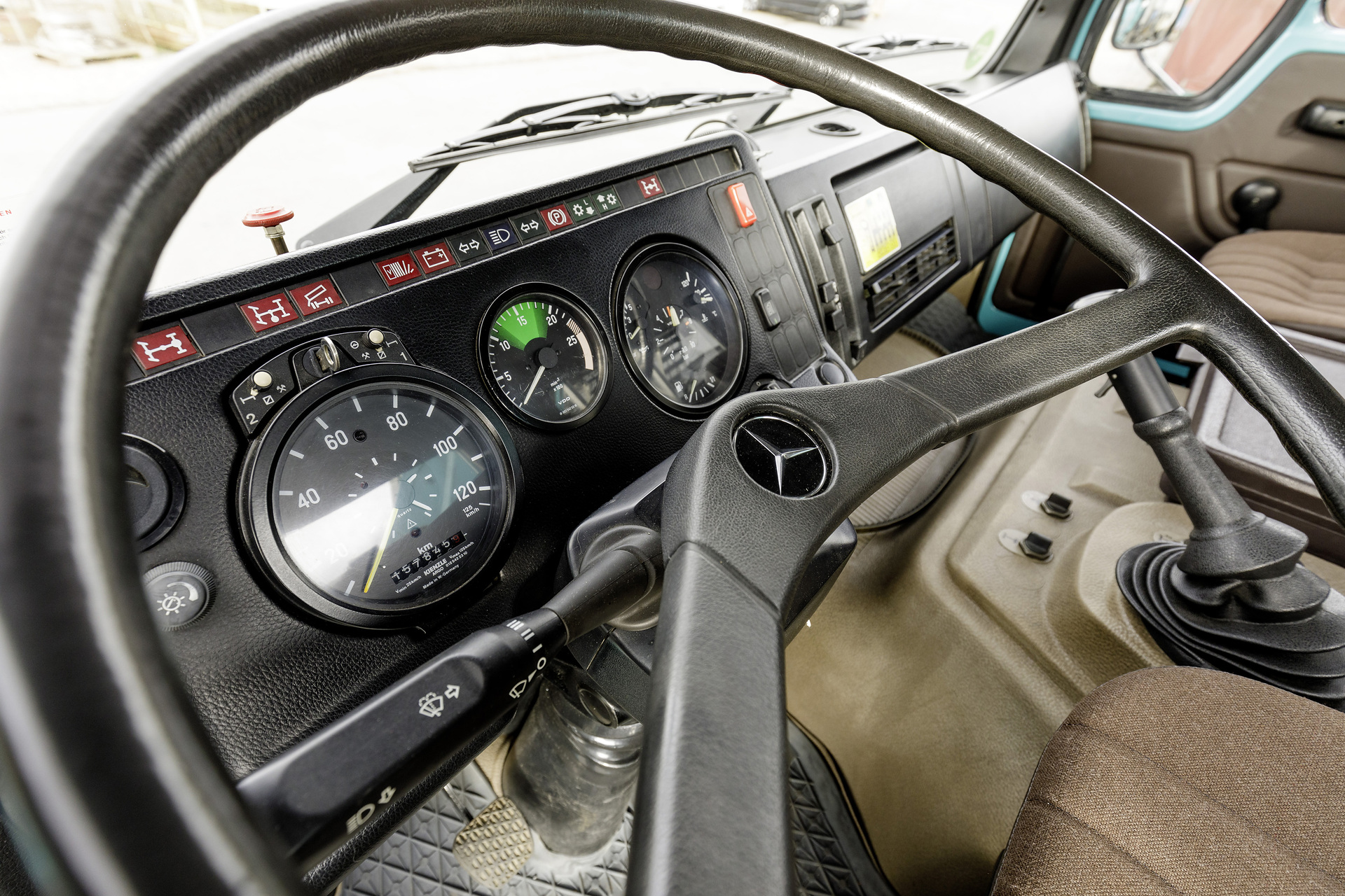 From a coach box to a high-tech cockpit: how the truck driver's workplace has changed over the past 60 years