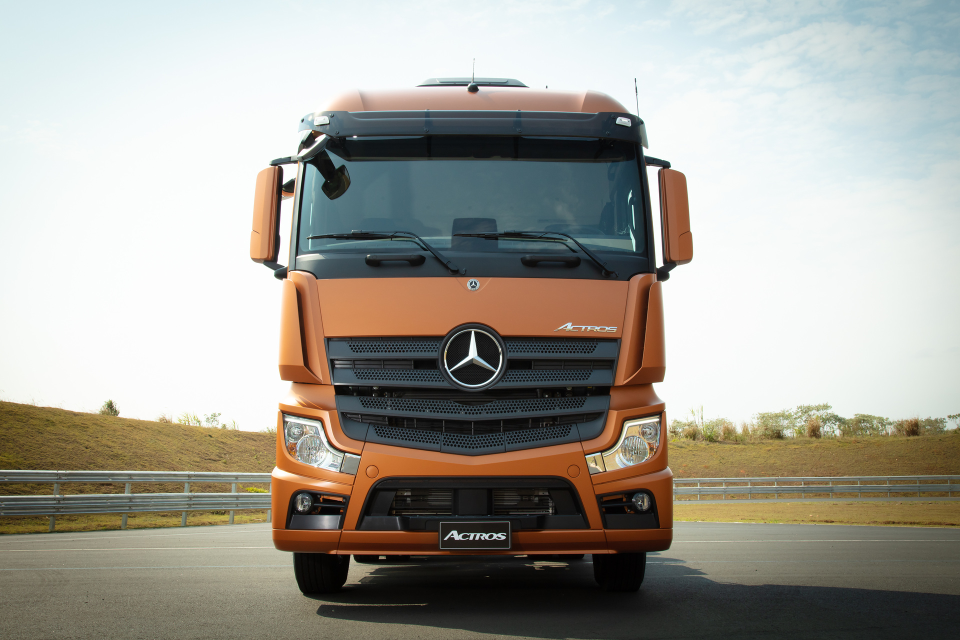 In the Brazilian Actros is a modern Euro V engine working with a transmission system in a combination which is only available on the Brazilian market. Major order in Brazil: 100 Mercedes-Benz Actros for transport company Contatto