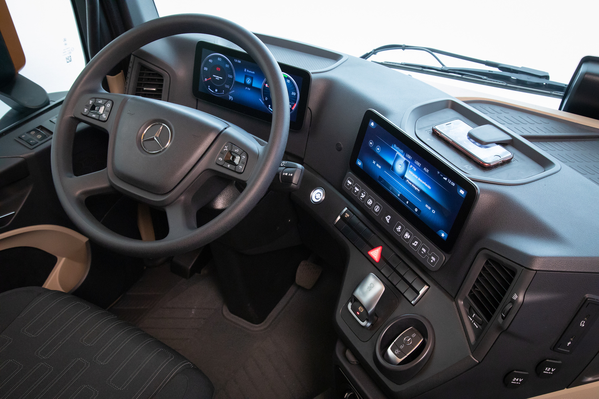 The new Brazilian-produced Actros uses global technologies and platforms. Major order in Brazil: 100 Mercedes-Benz Actros for transport company Contatto