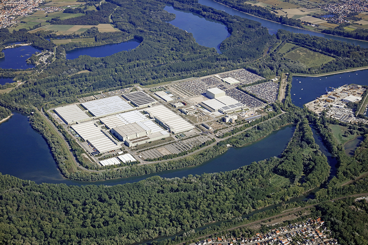 New warehouse complex with state-of-the-art technology and 80,000 m² of storage space: The Mercedes-Benz Global Logistics Center in Germersheim celebrates 30 years