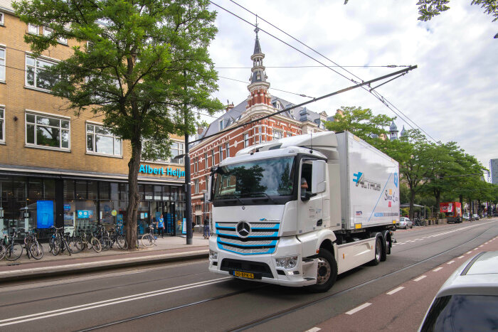 Starting signal for second test phase with further customers: Mercedes-Benz eActros electrifies Rotterdam and The Hague with logistics service provider Simon Loos