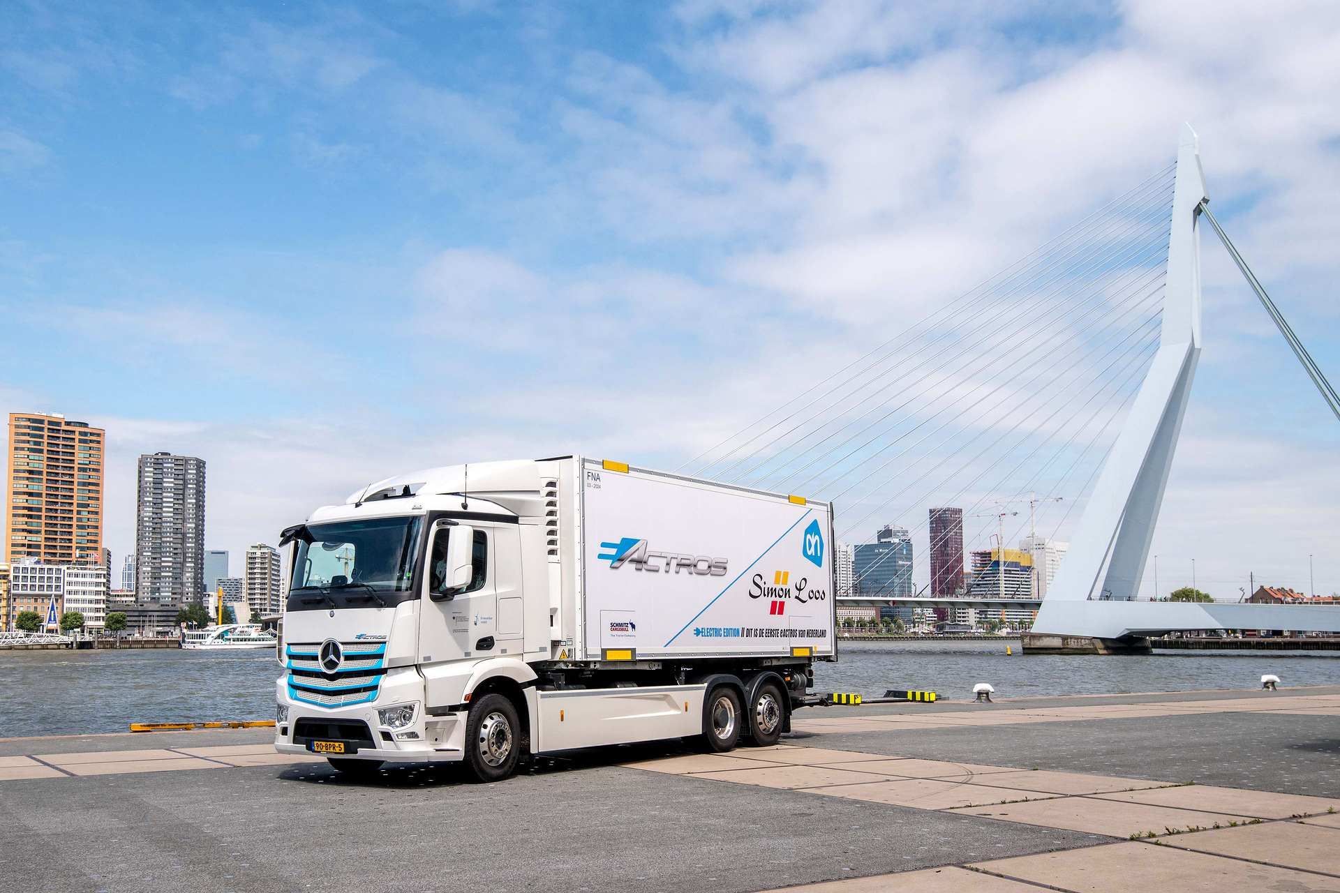 Starting signal for second test phase with further customers: Mercedes-Benz eActros electrifies Rotterdam and The Hague with logistics service provider Simon Loos