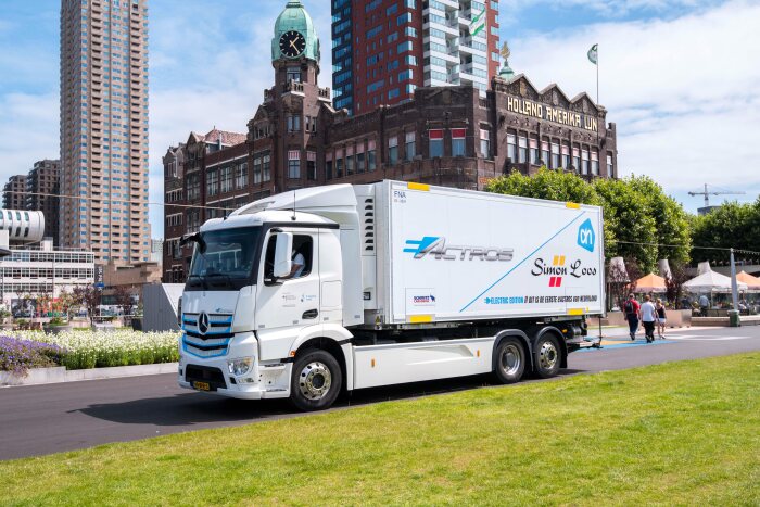 Starting signal for second test phase with further customers: Mercedes-Benz eActros electrifies Rotterdam and The Hague with logistics service provider Simon Loos