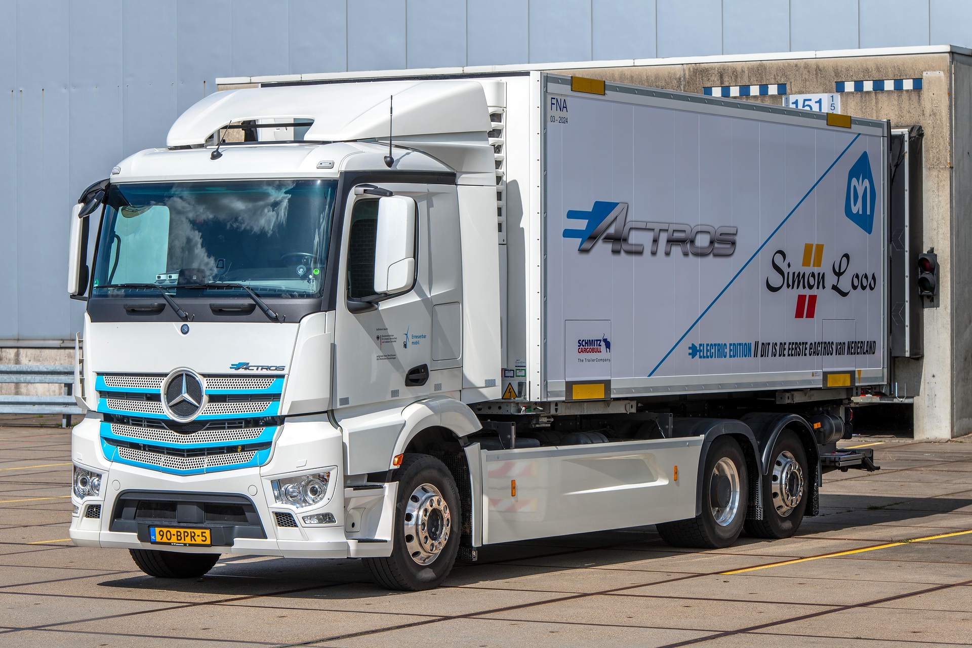 Starting signal for second test phase with further customers: Mercedes-Benz eActros electrifies Rotterdam and The Hague with logistics service provider Simon Loos