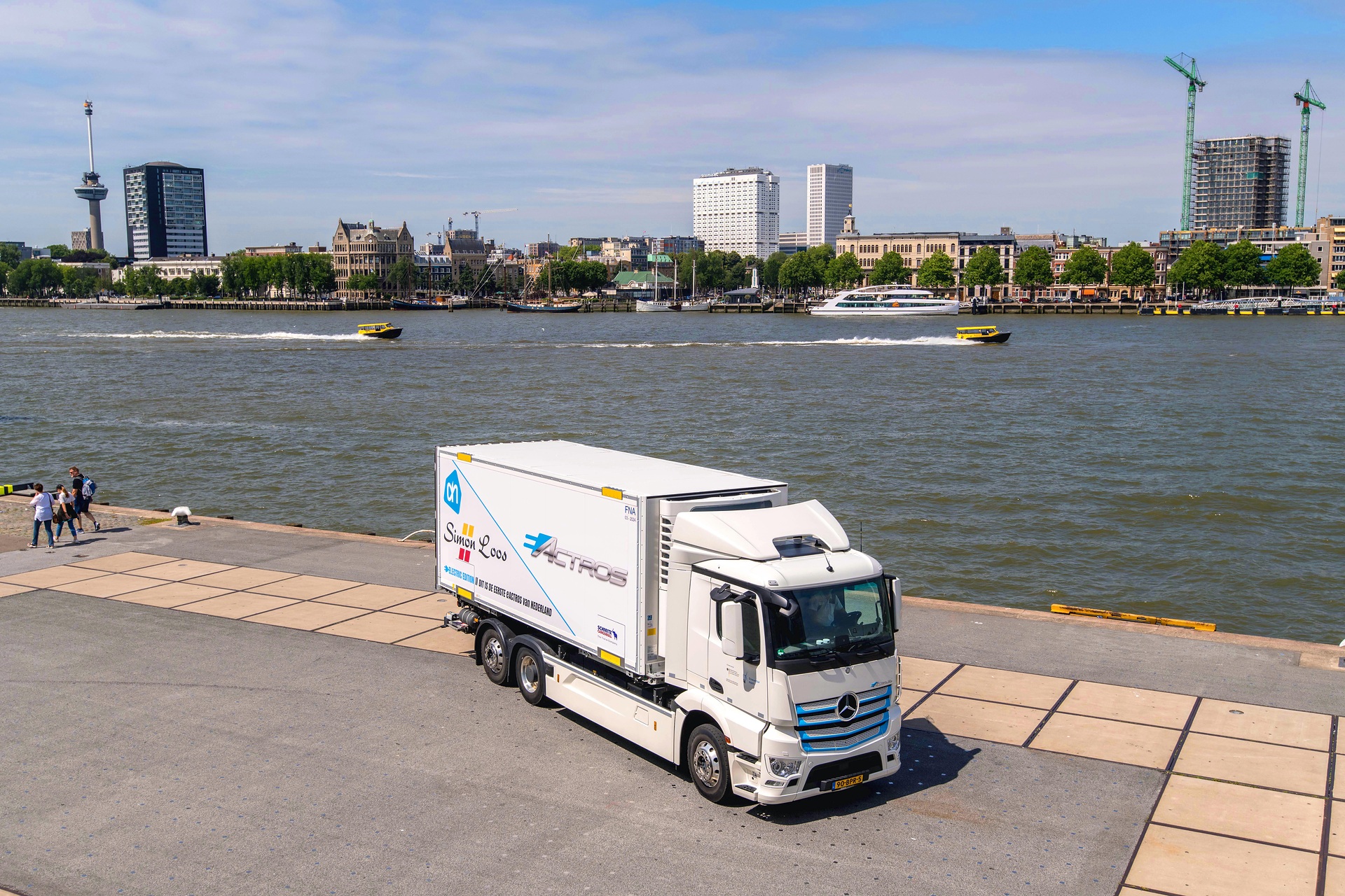 Starting signal for second test phase with further customers: Mercedes-Benz eActros electrifies Rotterdam and The Hague with logistics service provider Simon Loos