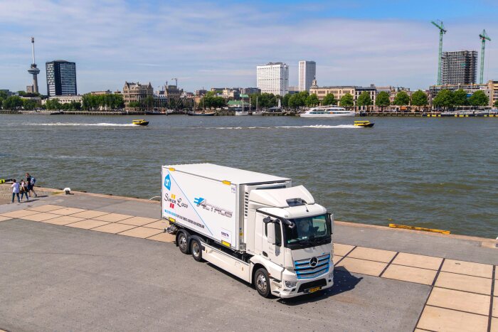 Startschuss für zweite Testphase mit weiteren Kunden: Mercedes-Benz eActros elektrifiziert Rotterdam und Den Haag bei Logistikdienstleister Simon Loos